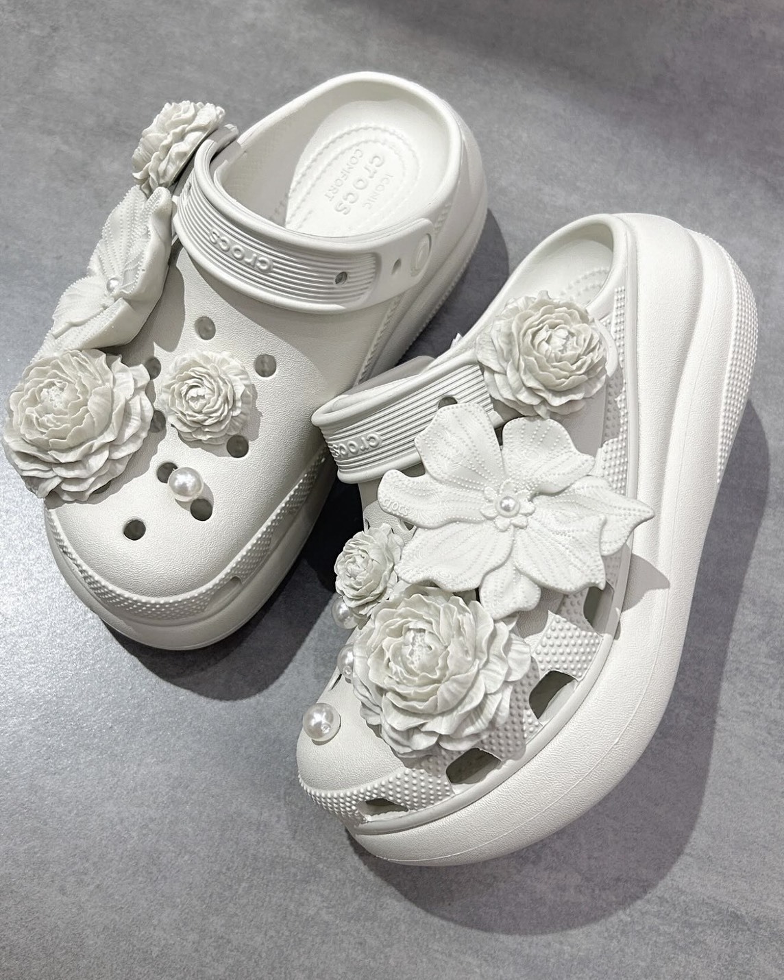 【預購】CROCS BOUQUET CRUSH CLOG 花束洞洞鞋 泡芙款 亞麻 2114480HZ