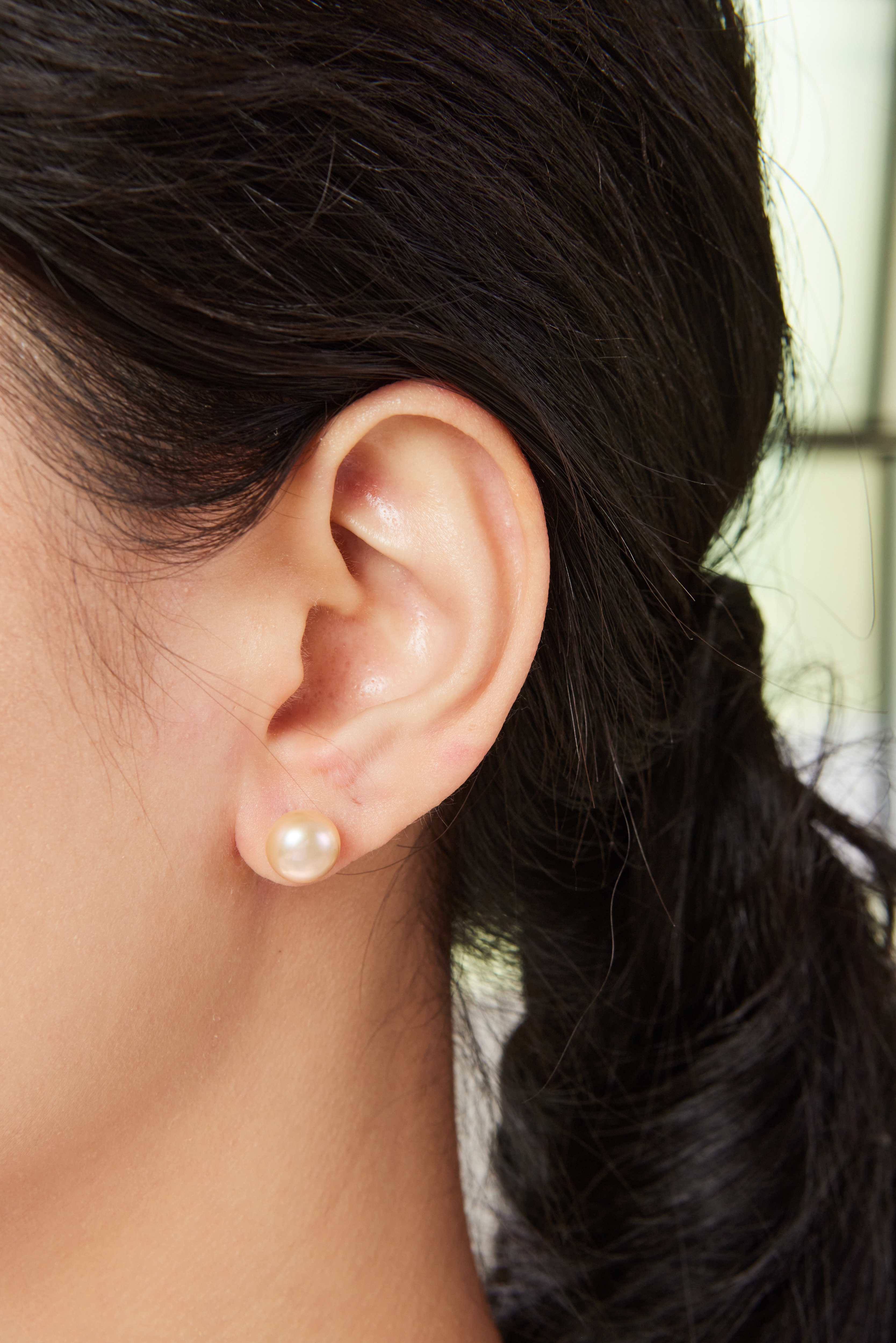 模特配戴 9–9.5mm 橘粉珍珠耳環，大尺寸珍珠展現成熟優雅氛圍