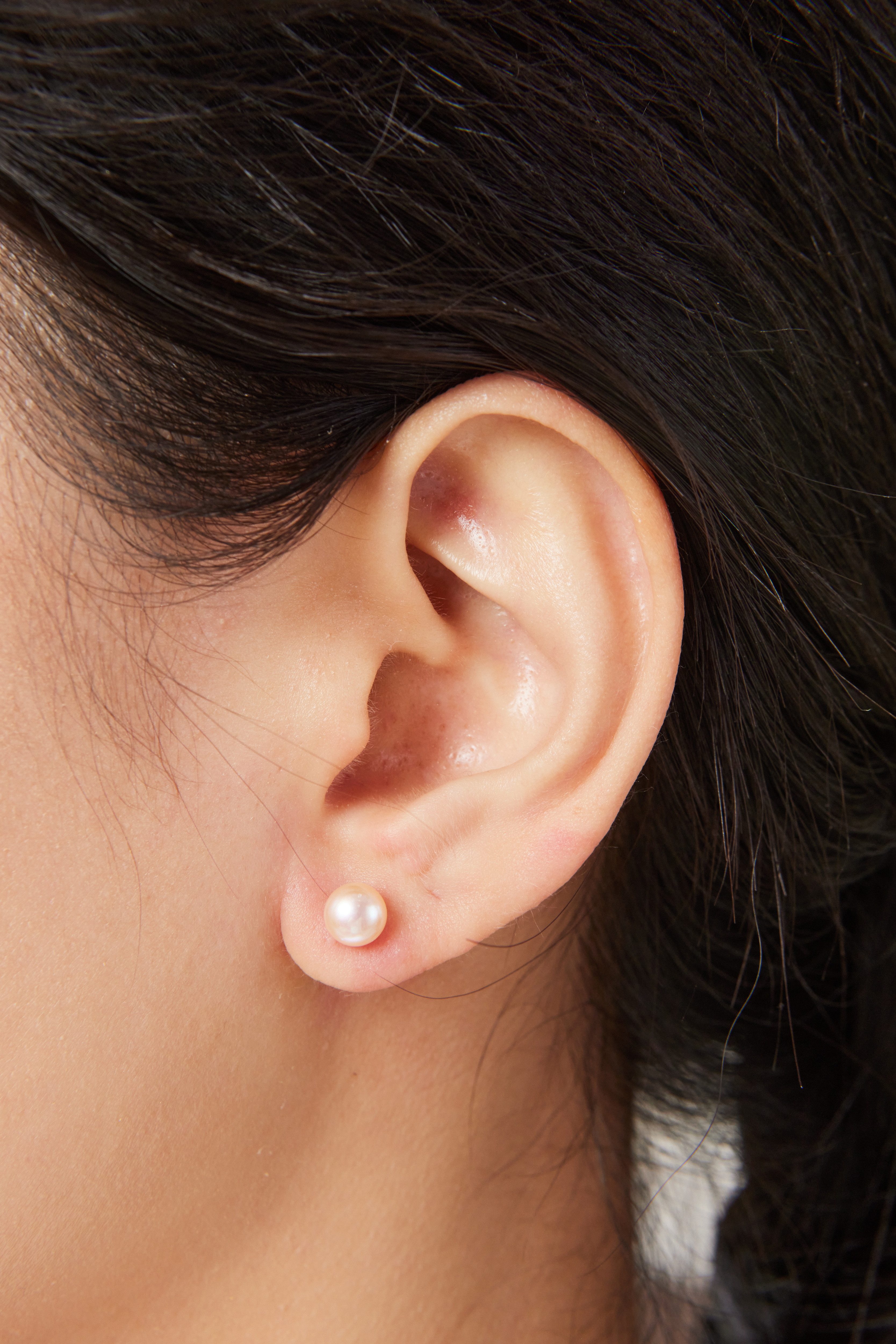 模特配戴 7–7.5mm 橘粉珍珠耳環，經典尺寸，襯托氣質與臉型