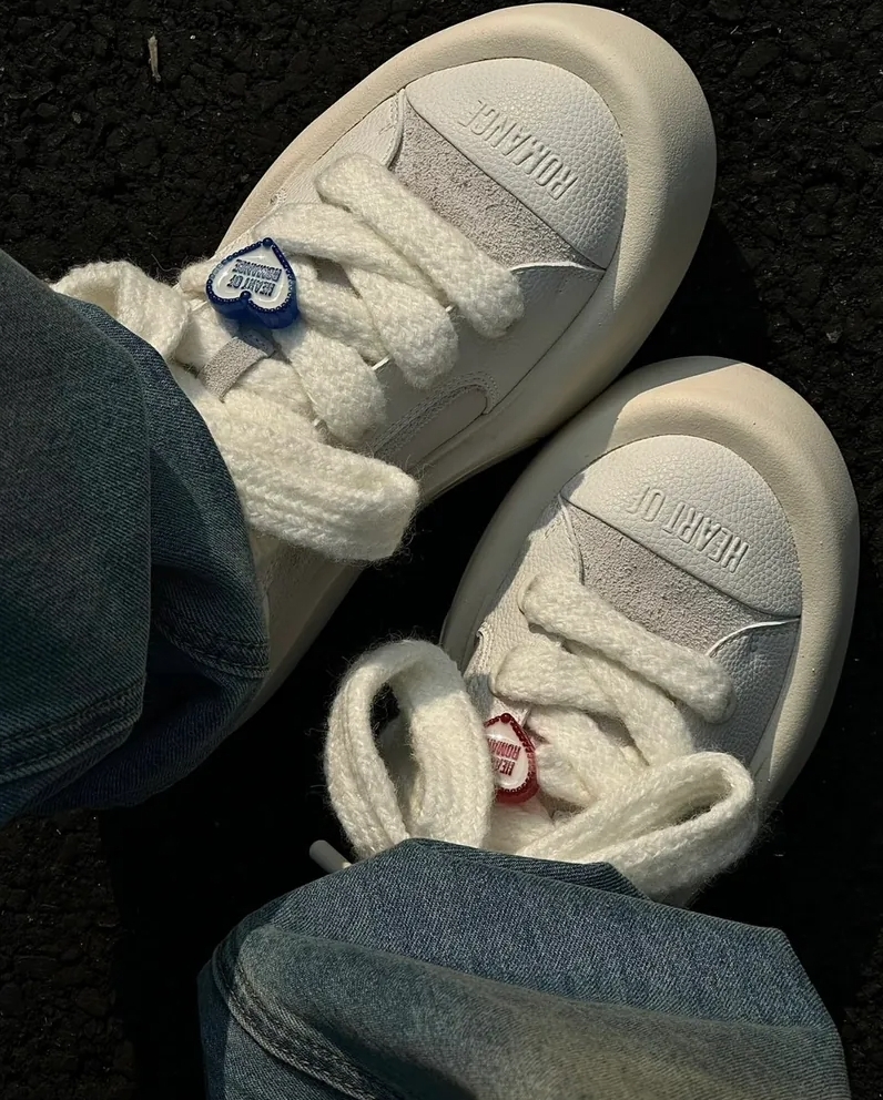 <買就送愛心鞋扣> Heart Of Romance 厚底 愛心 麂皮 淺灰白