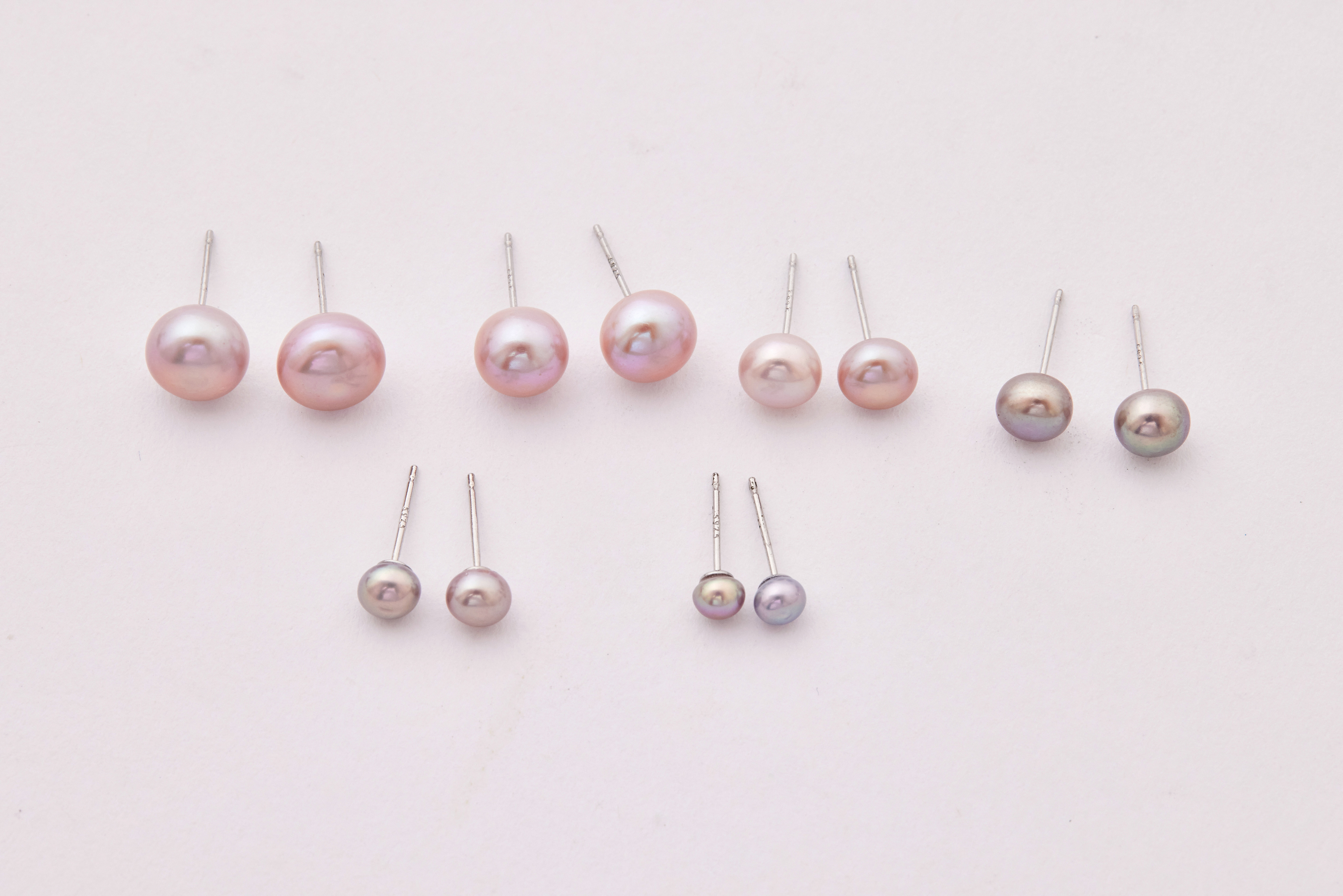 六種尺寸灰紫淡水珍珠耳環合照，依序展示 4mm 至 9.5mm 珍珠尺寸與灰紫色天然光澤