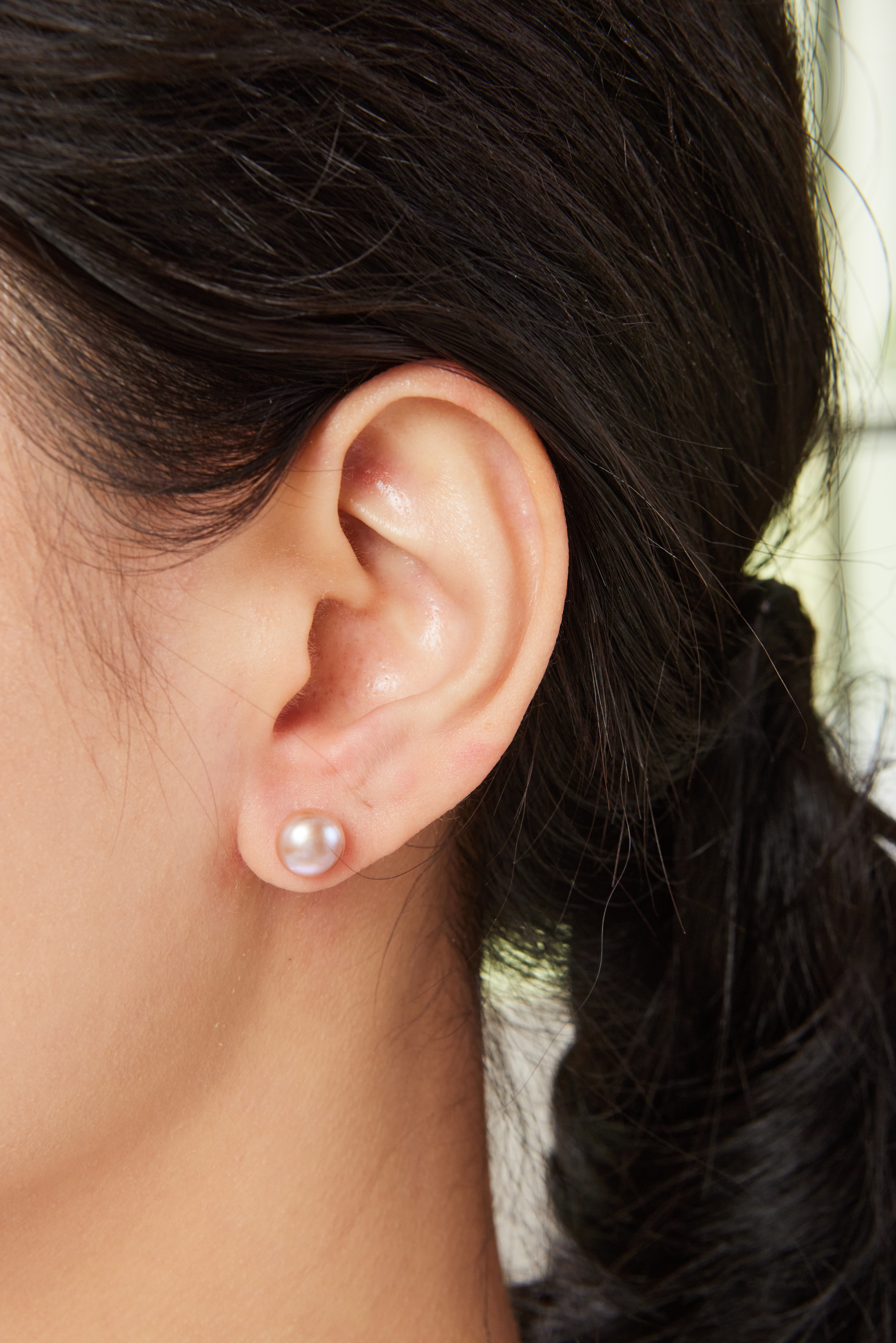 模特佩戴 8–8.5mm 灰紫色珍珠耳環，飽滿珍珠與五官線條呼應