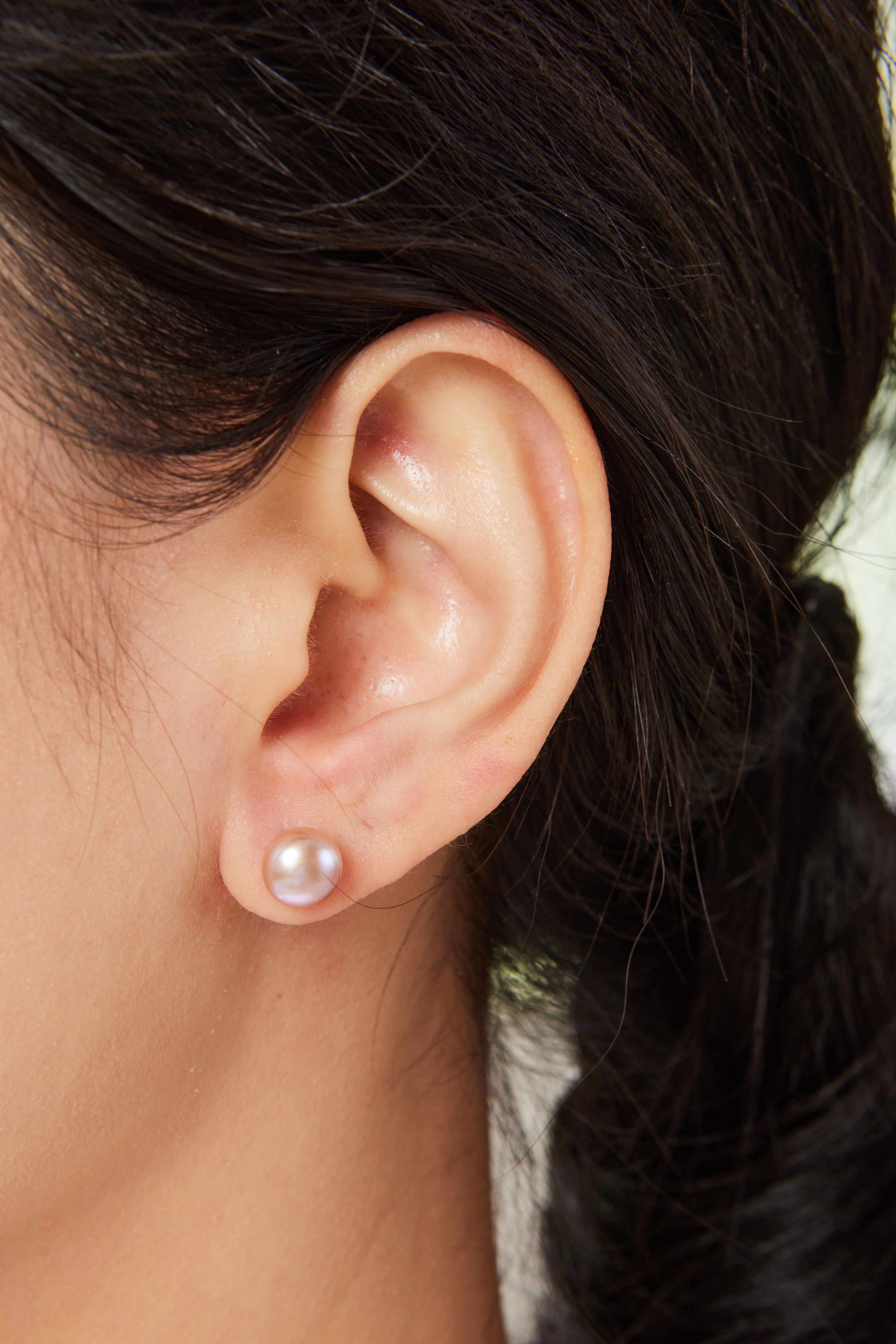 模特配戴 9–9.5mm 灰紫淡水珍珠耳環，光澤深邃，氣場溫柔大方