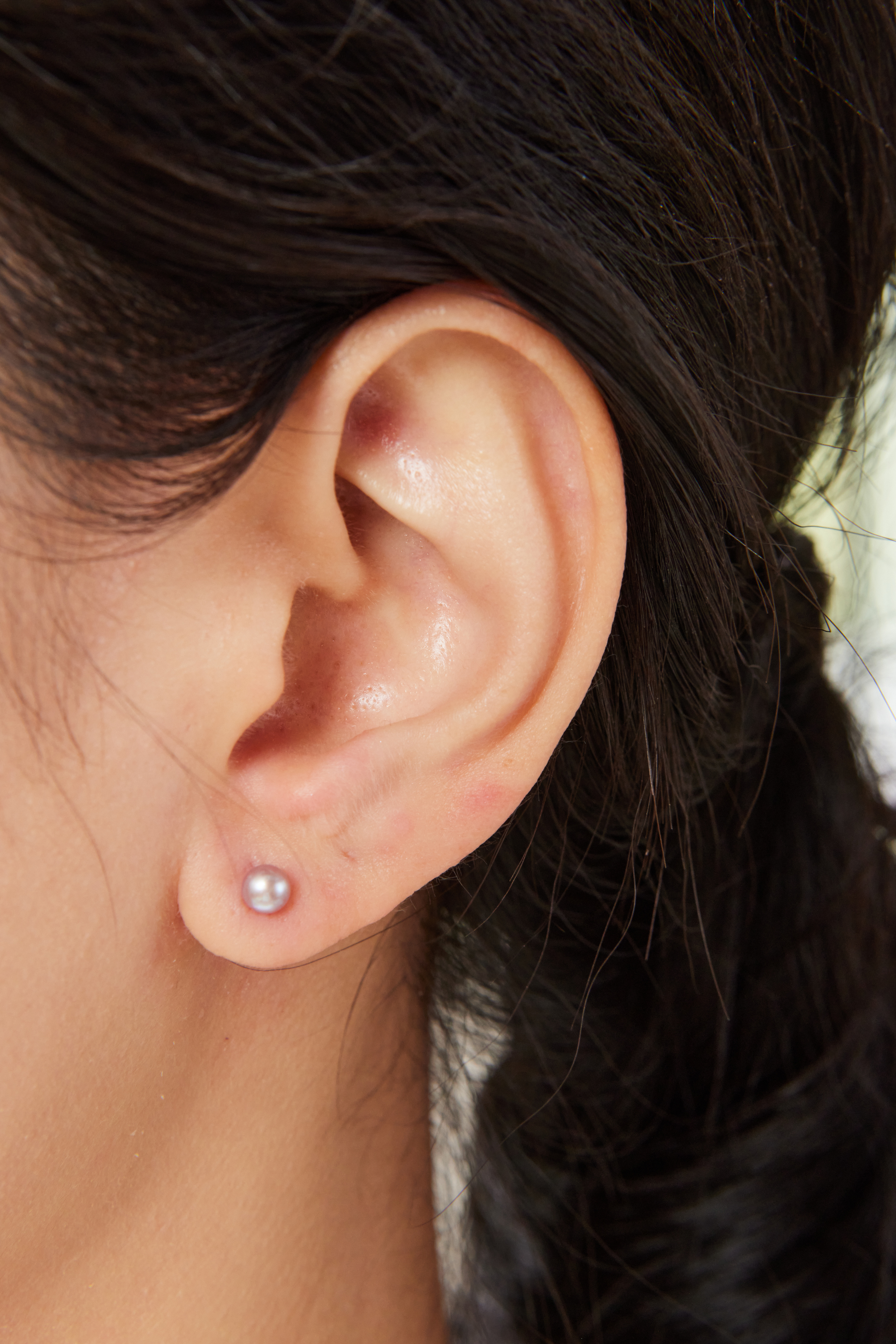 模特配戴 4–4.5mm 灰紫珍珠耳環，細緻小巧、自然低調