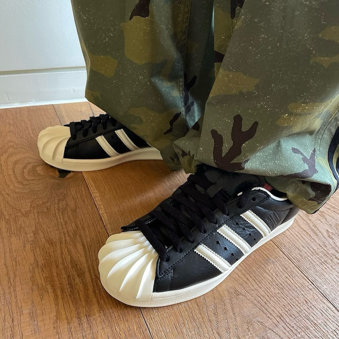 iSNEAKERS｜THUG CLUB × Adidas Originals Superstar Vintage "Core Black/Burgundy" 黑白 JS1907 勃根地 JS1908