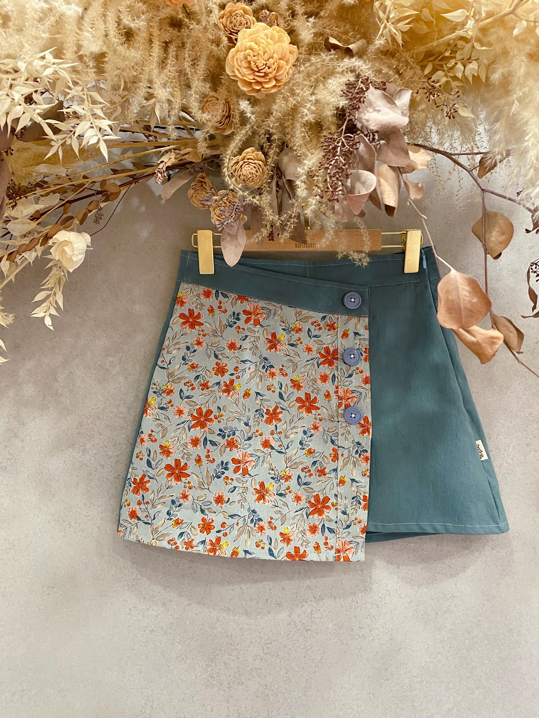 藍綠花草 媽咪斜邊排釦連褲短裙(XS)