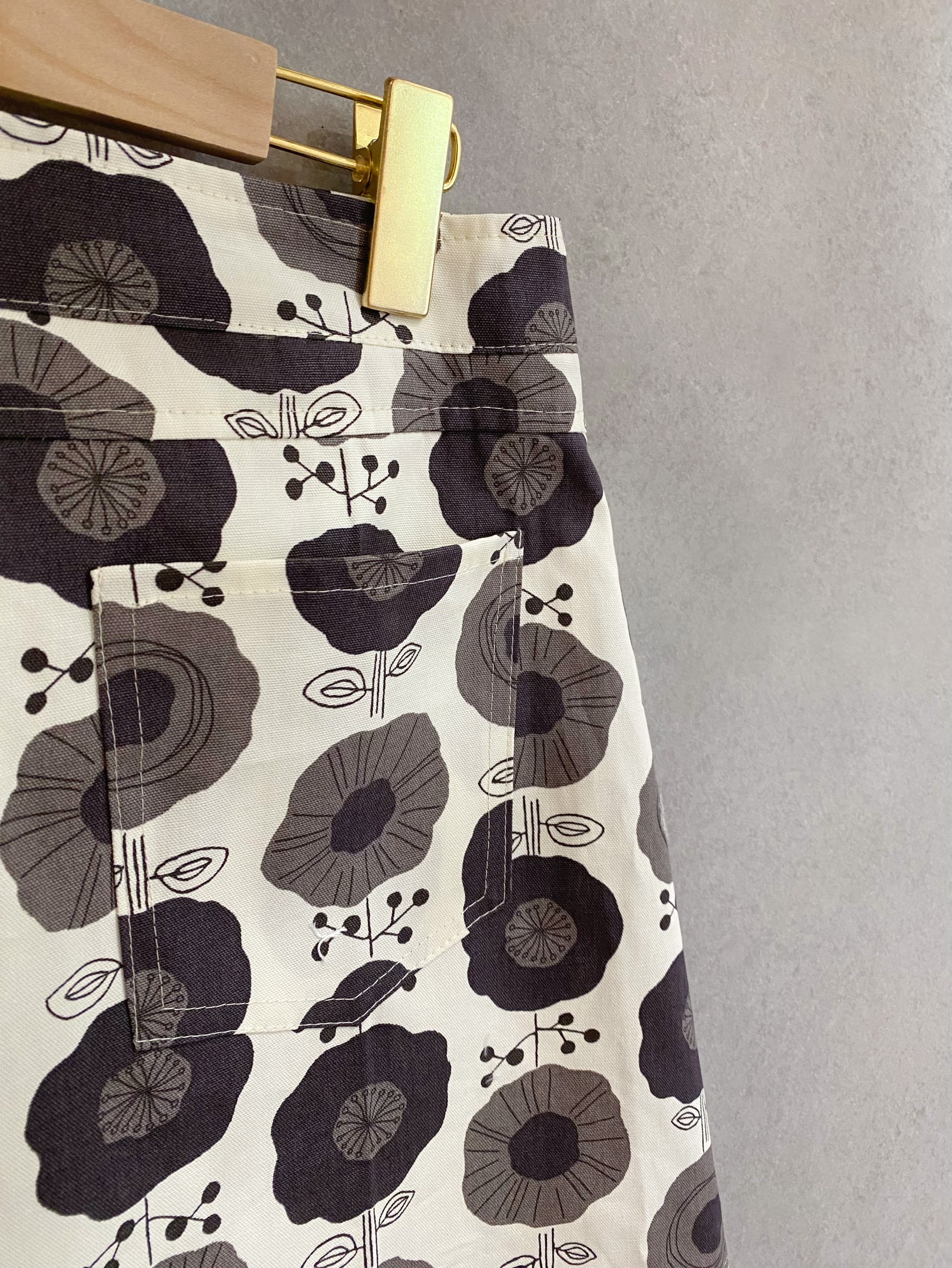 灰小花 媽咪斜邊排釦連褲短裙(M)