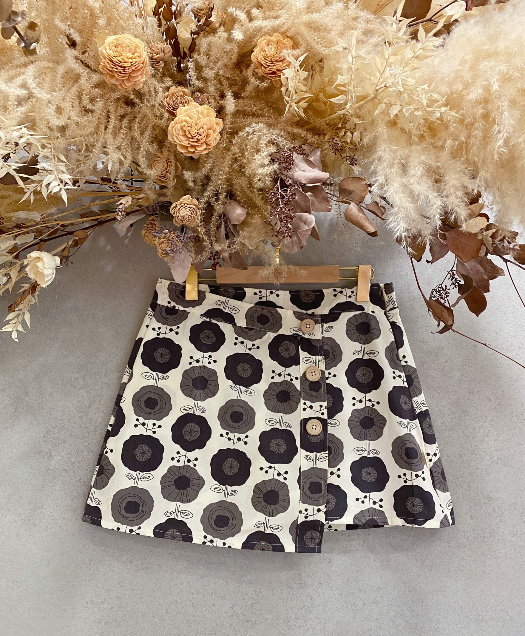 灰小花 媽咪斜邊排釦連褲短裙(M)