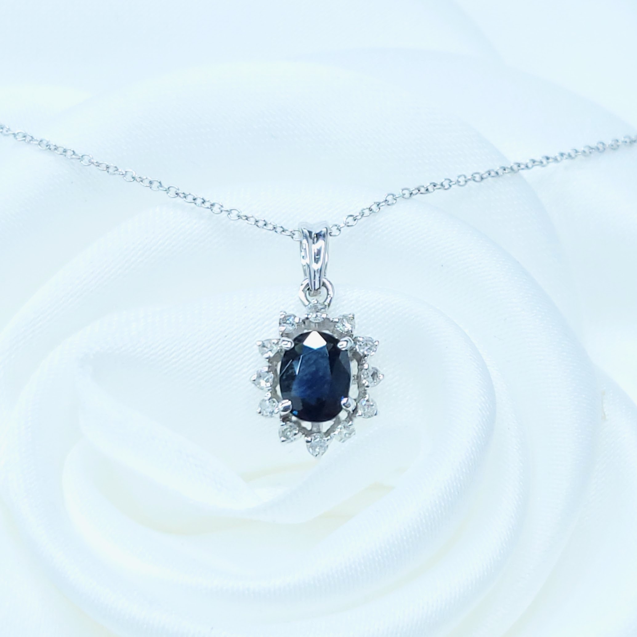 226 Gold 0.70 ct Sapphire and Diamond Pendant