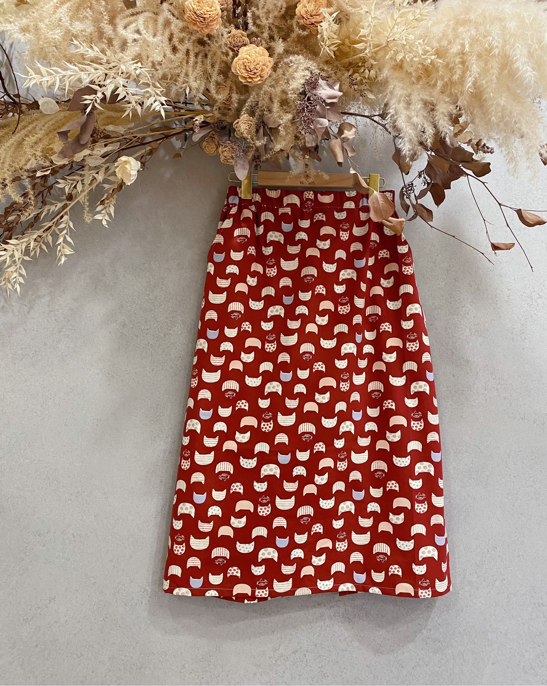 紅貓貓頭 美腿長裙