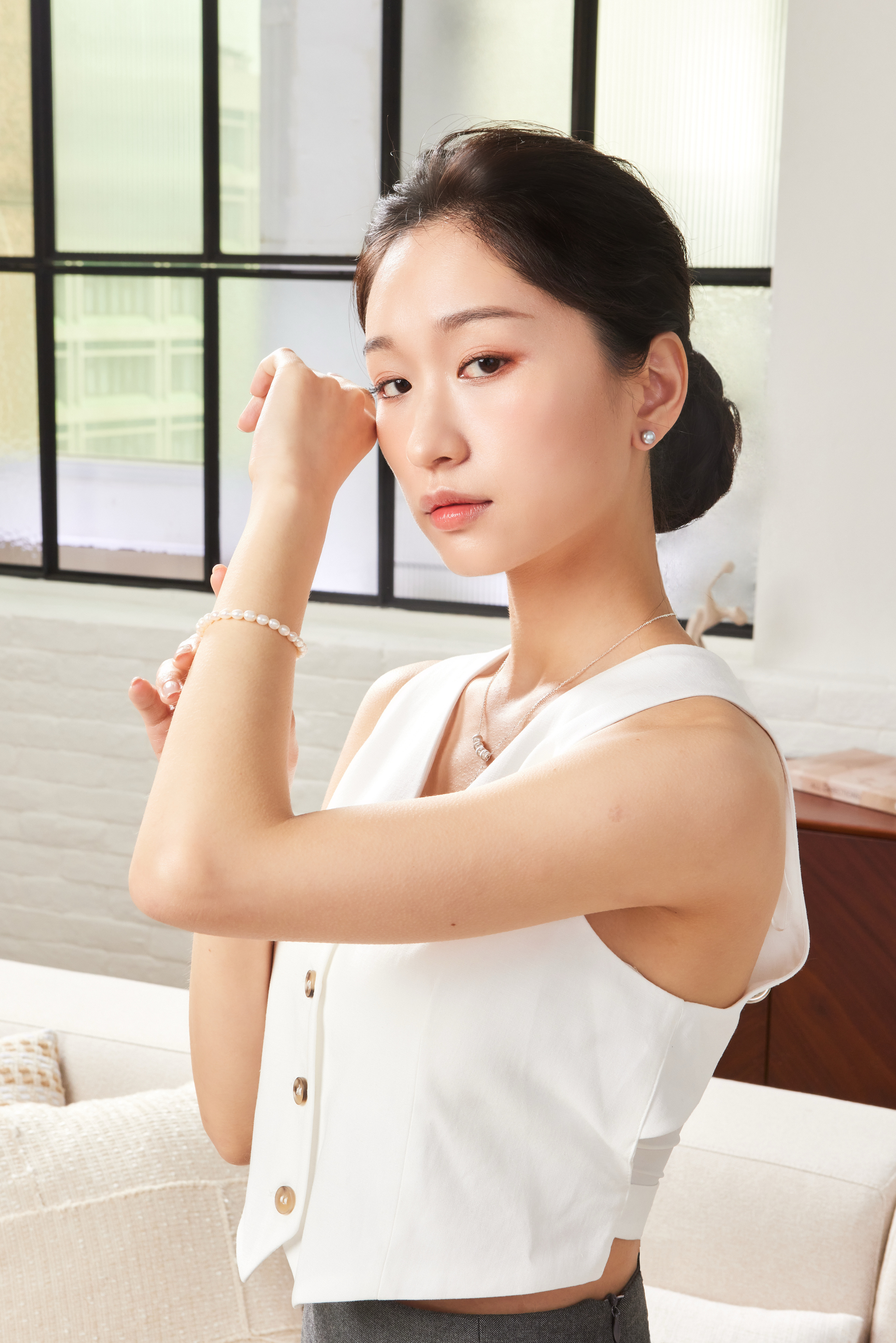 模特穿搭側面照搭配珍珠手鍊，細緻飾品融入日常造型