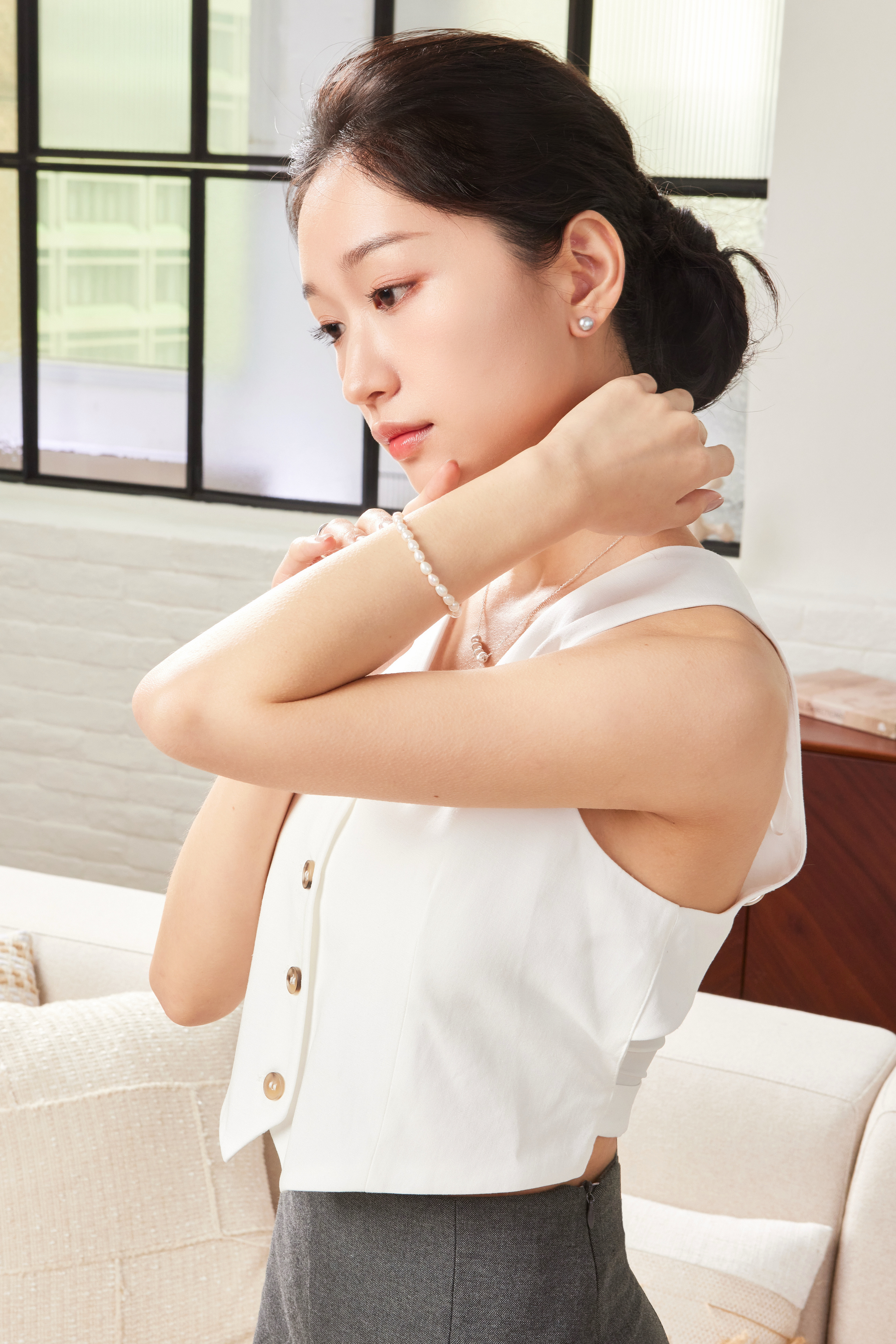 模特佩戴14kgf珍珠手鍊，整體造型柔和典雅