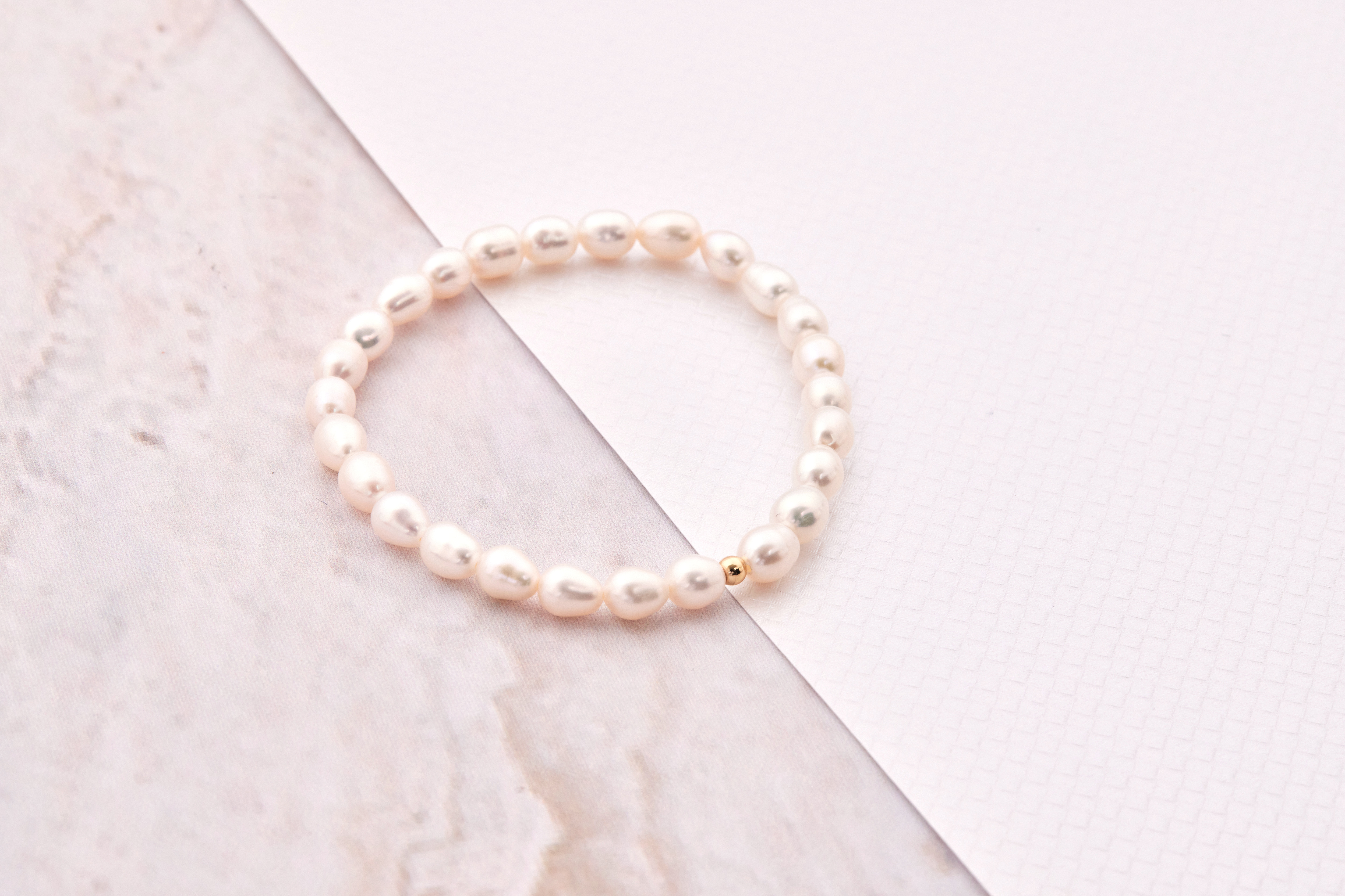 14kgf 天然珍珠手鍊單品照，珍珠細膩排列、金屬光澤溫潤雅緻