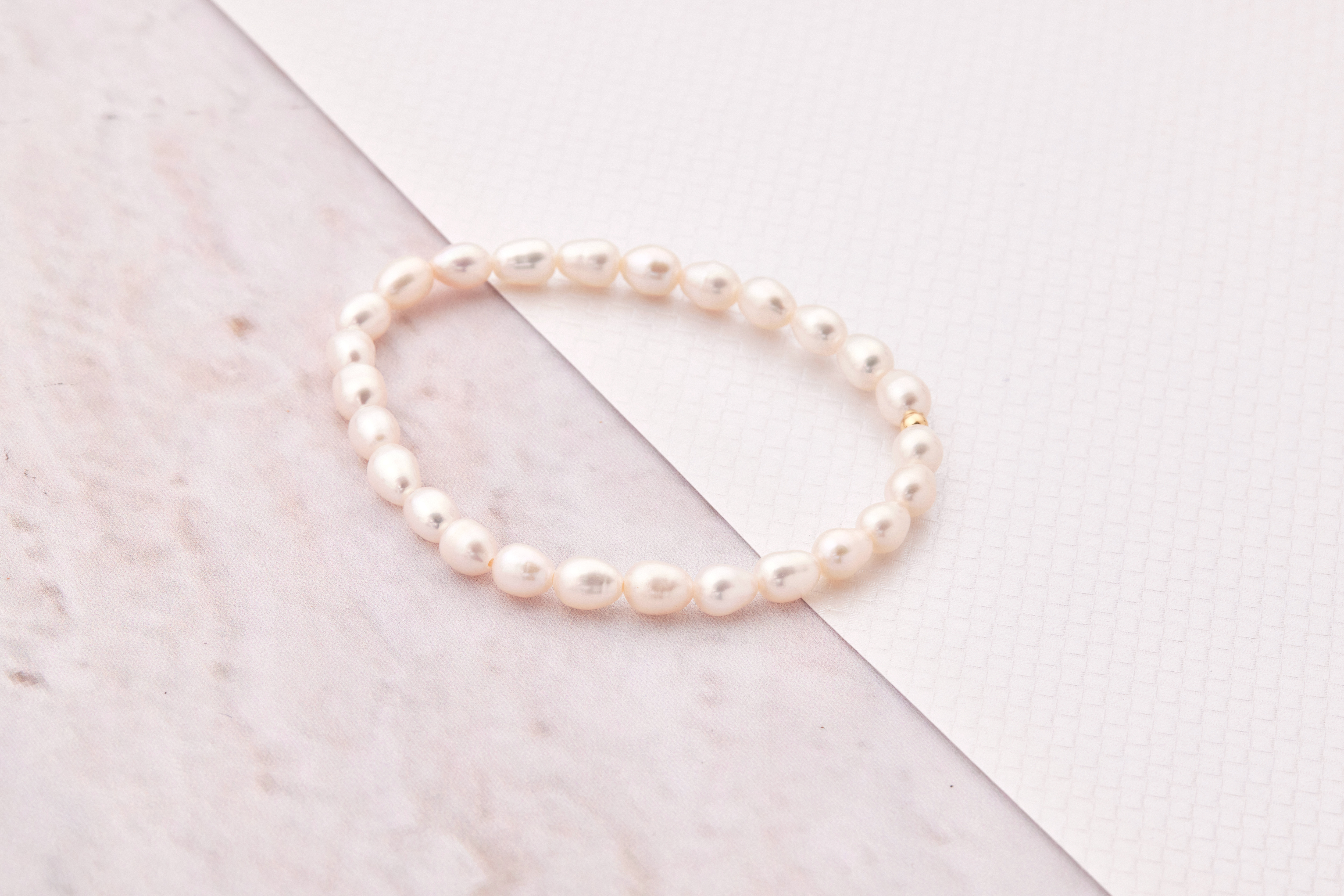 天然珍珠手鍊近拍照，14kgf 鍊身與珍珠光澤細節清晰可見