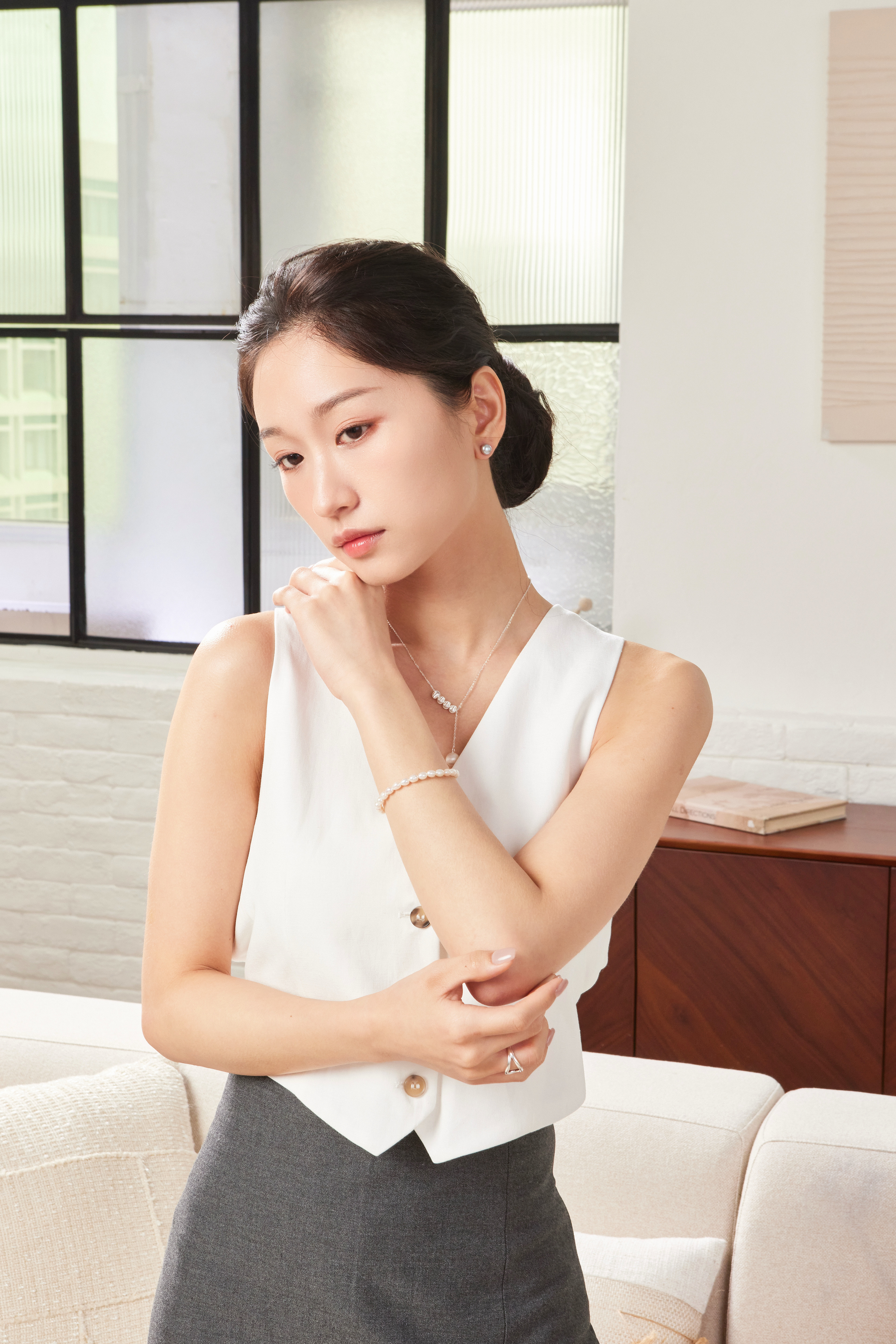 模特佩戴天然珍珠手鍊正面照，腕間點綴展現溫柔氣質