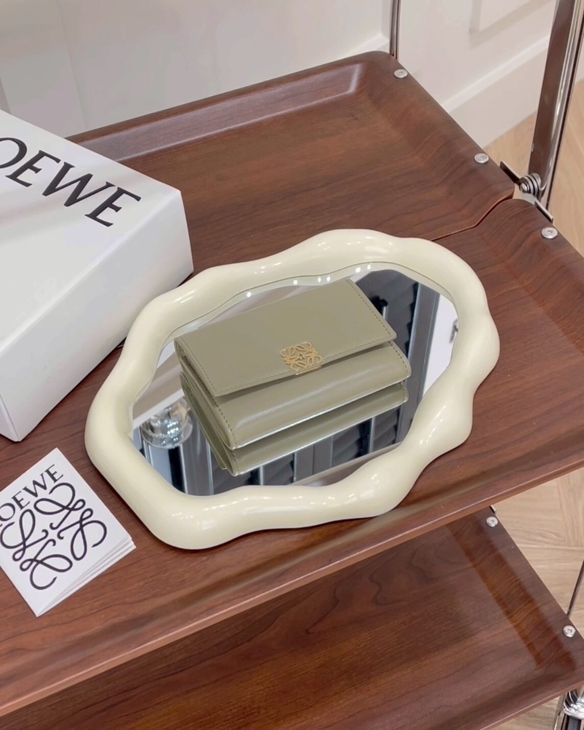 LOEWE｜納帕小牛皮小號三折短夾 尤加利綠色