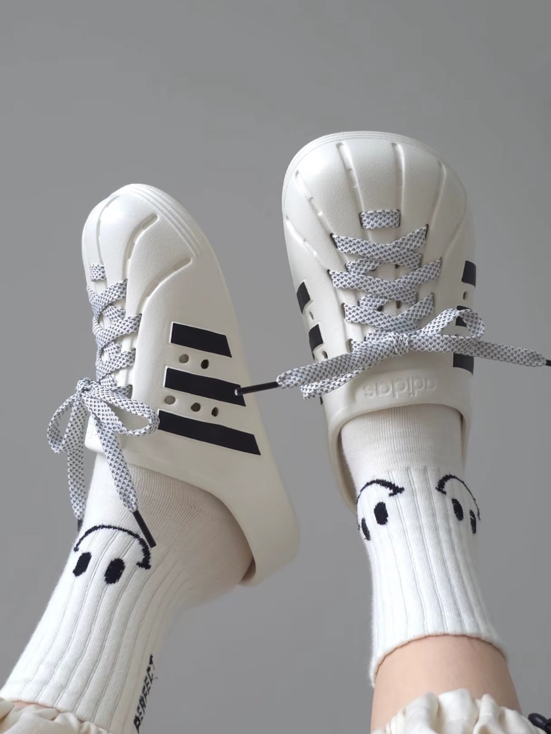 ADIDAS ADILETTE CLOGS 懶人拖 洞洞鞋 黑 白 芝麻鞋帶