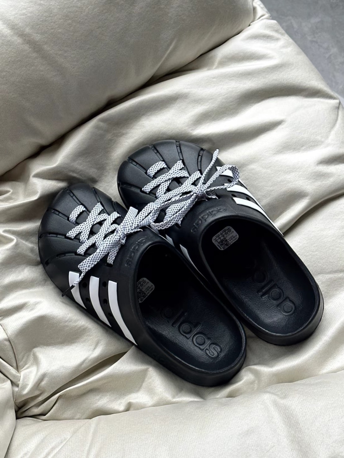 ADIDAS ADILETTE CLOGS 懶人拖 洞洞鞋 黑 白 芝麻鞋帶