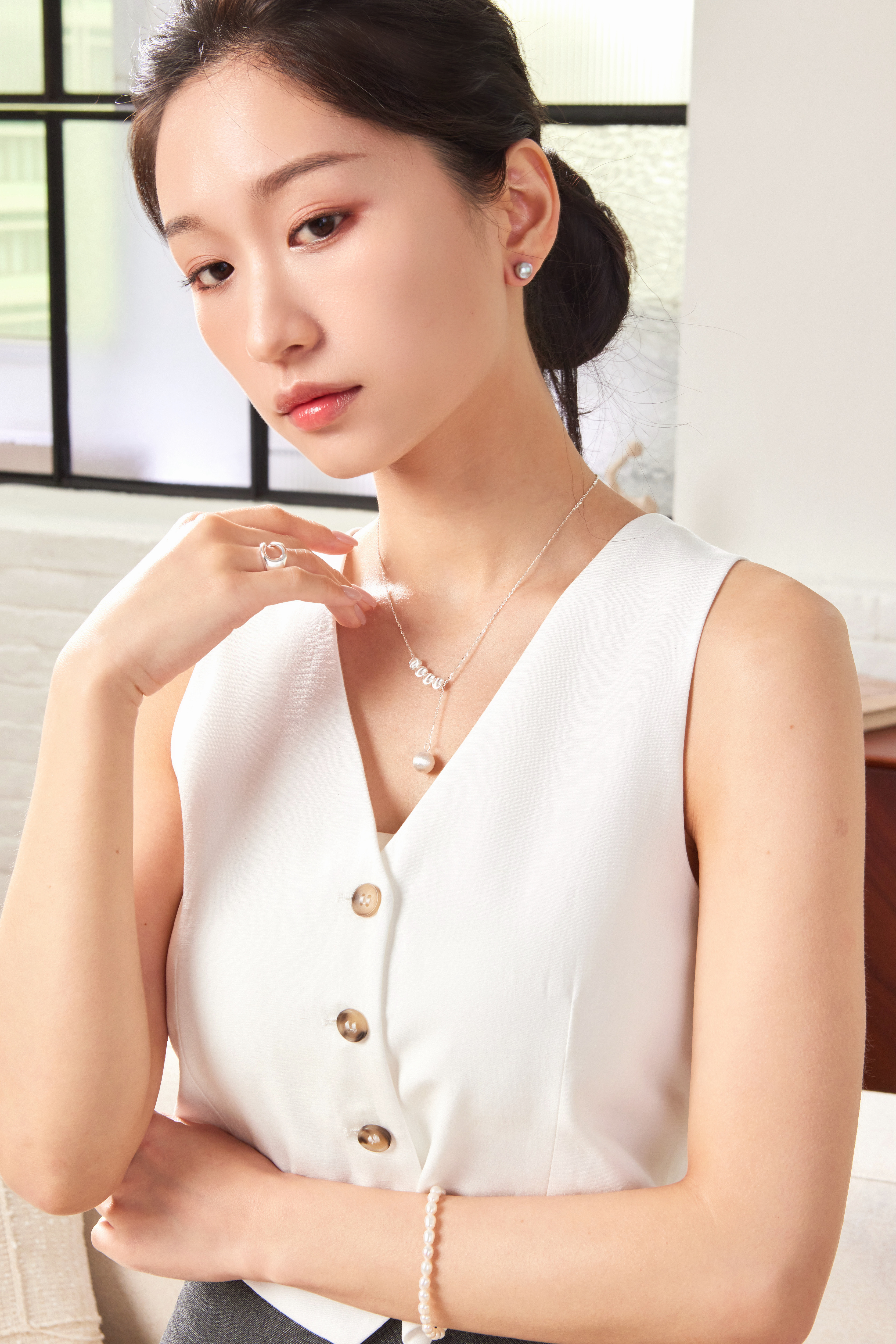 模特日常穿搭中佩戴簍空純銀戒指，風格簡約中帶個性