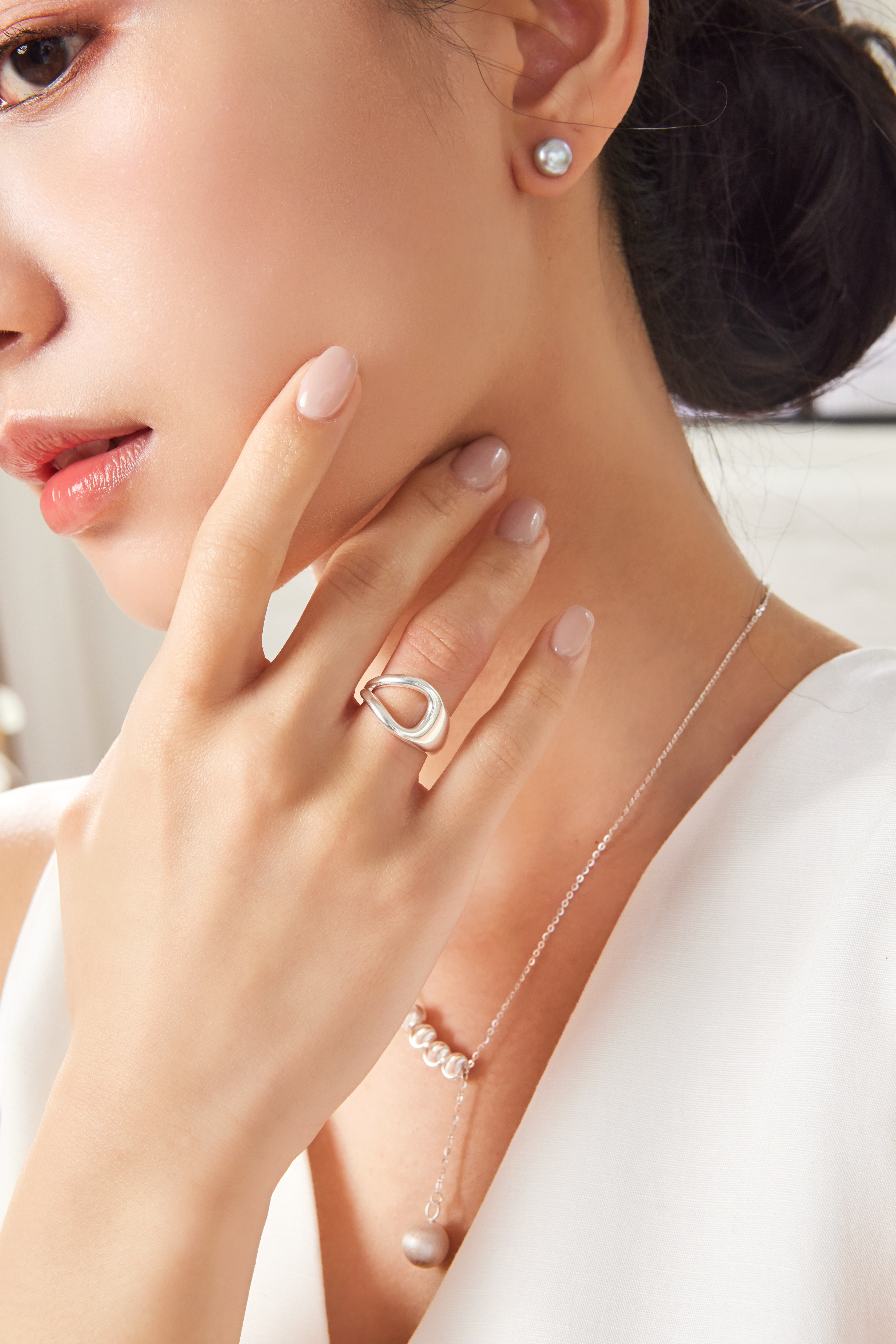 模特手部特寫配戴純銀半簍空戒指，展現手指線條與戒指設計感