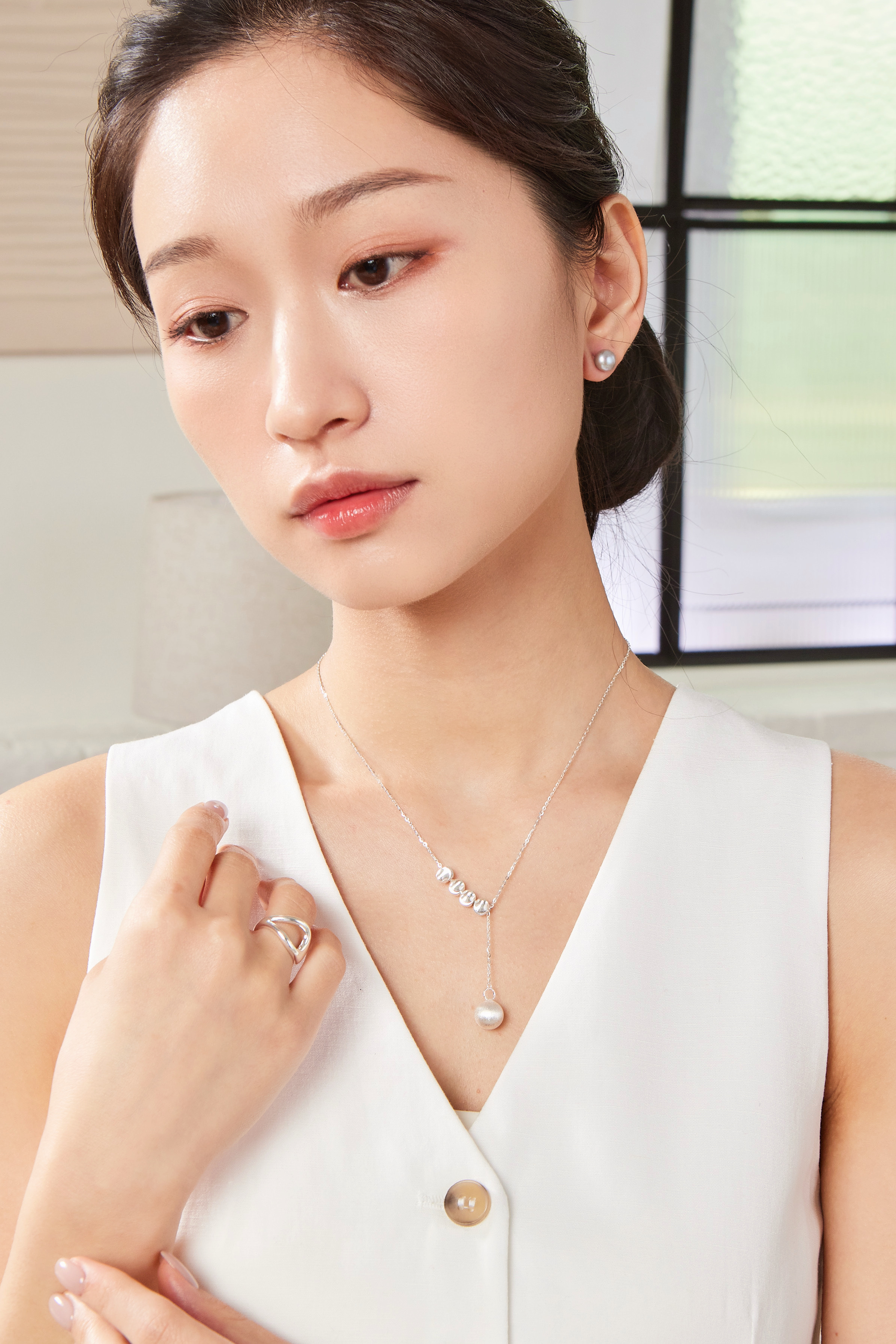 模特展示純銀材質的滑順光澤與結構感