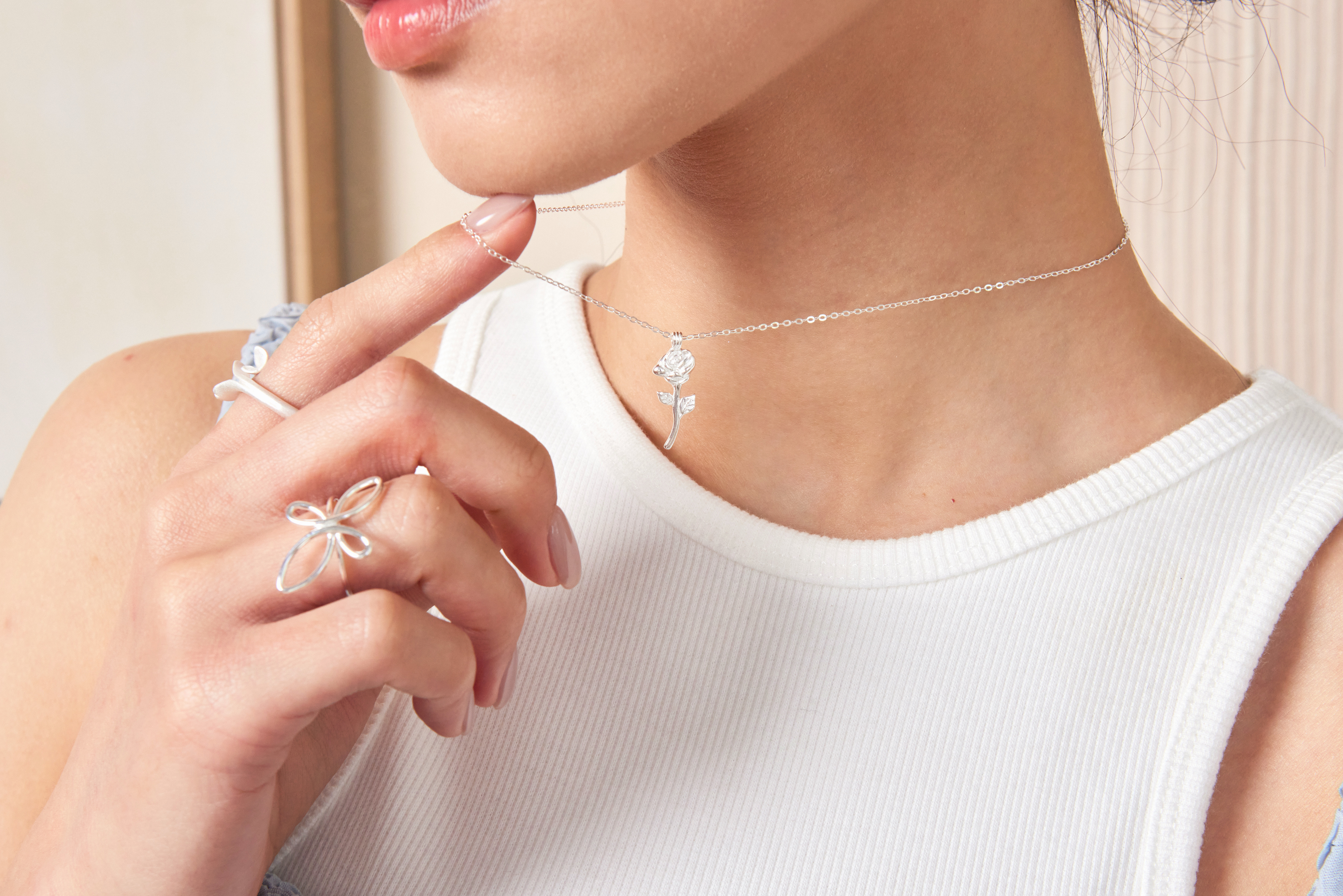 純銀霧面戒指特寫照，清晰呈現啞光質感與圓潤戒身線條