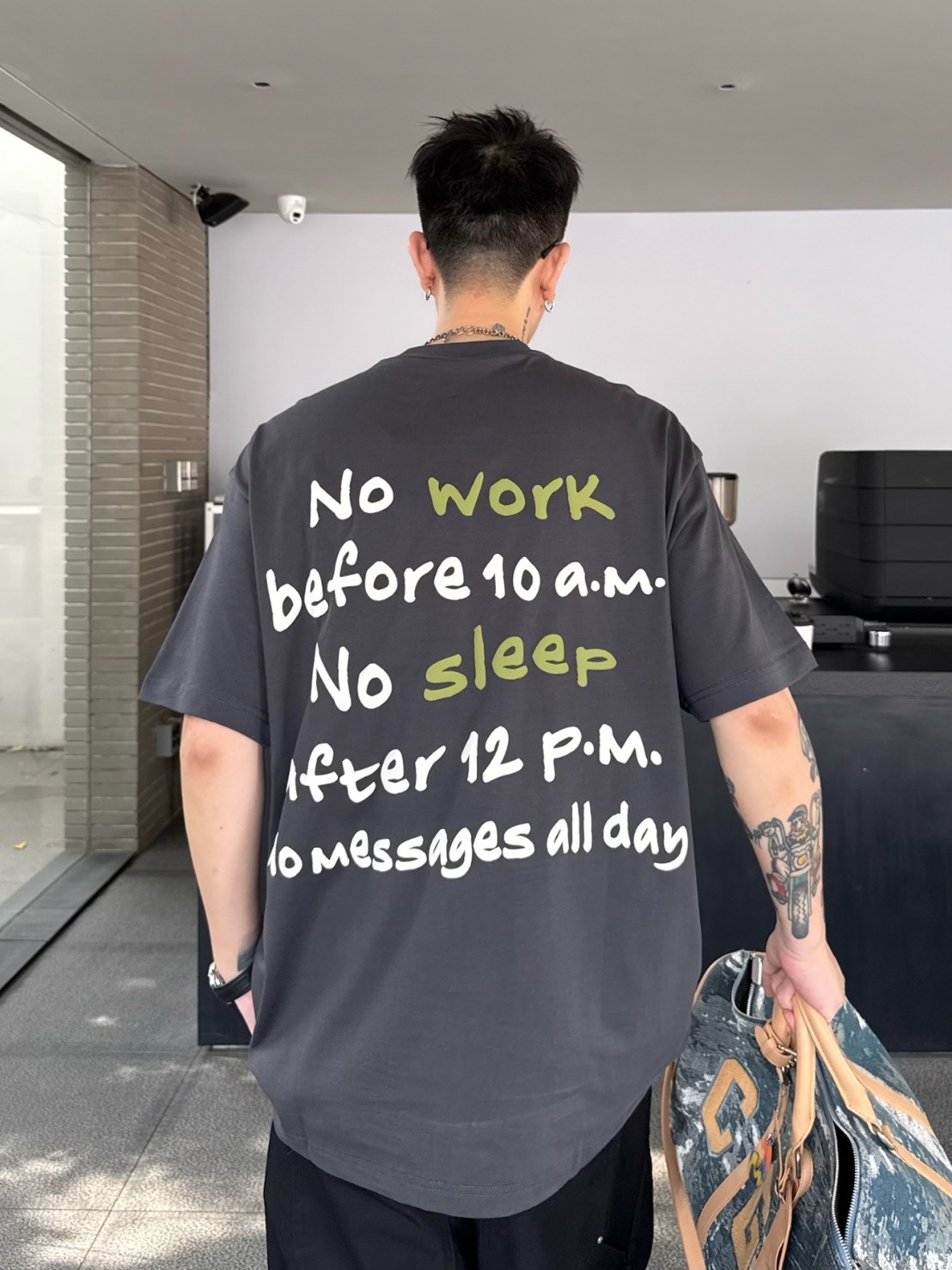 BONELESS 手寫跳色字體LOGO