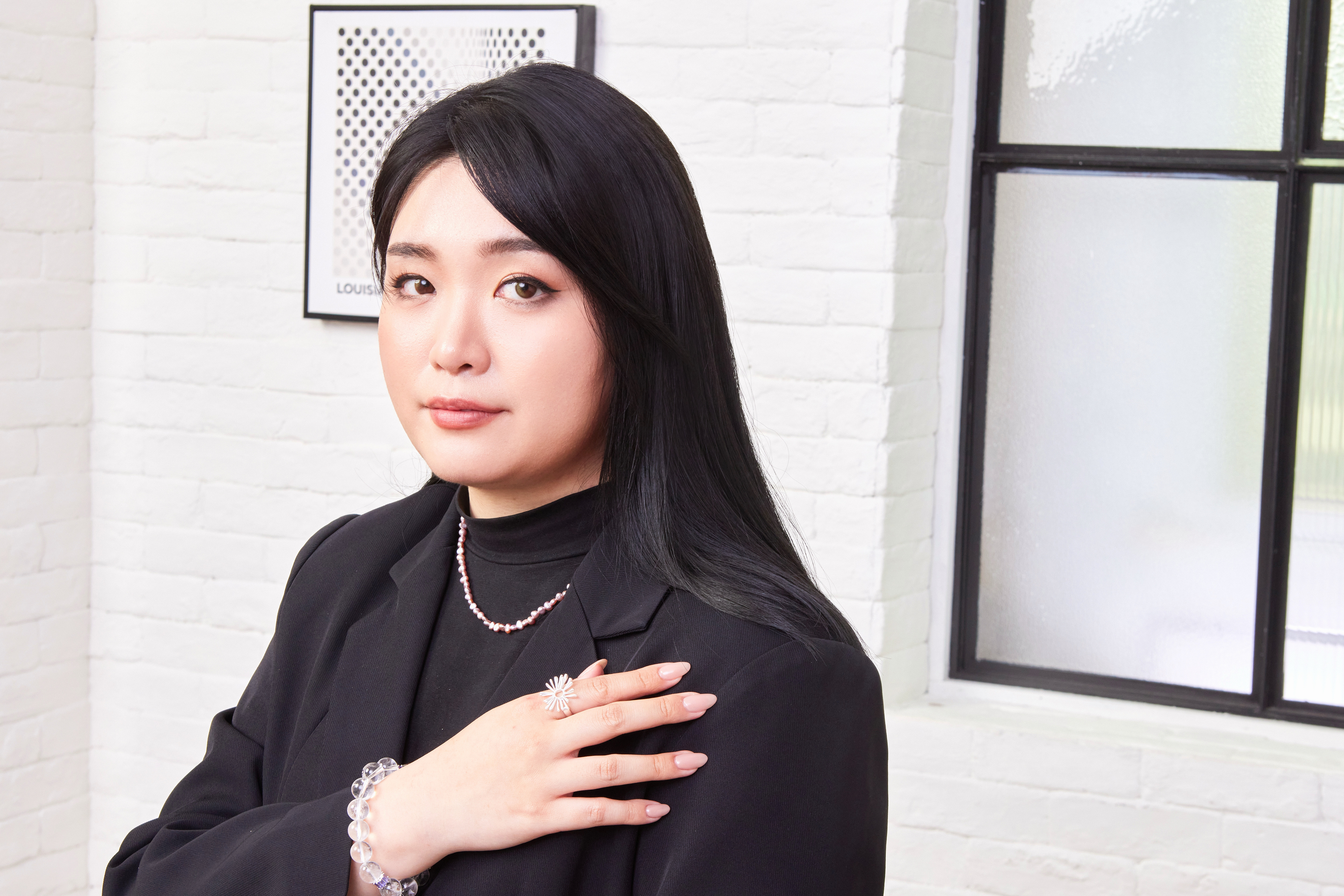 模特斜側手勢照，戒指花朵圖案成為手部亮點