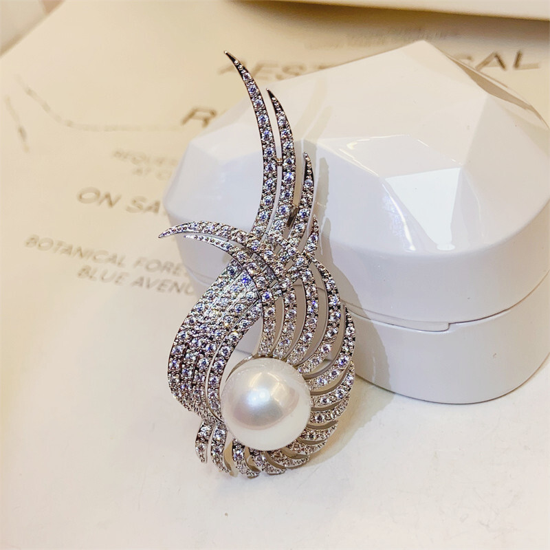 珍珠鑲鑽翅膀胸針