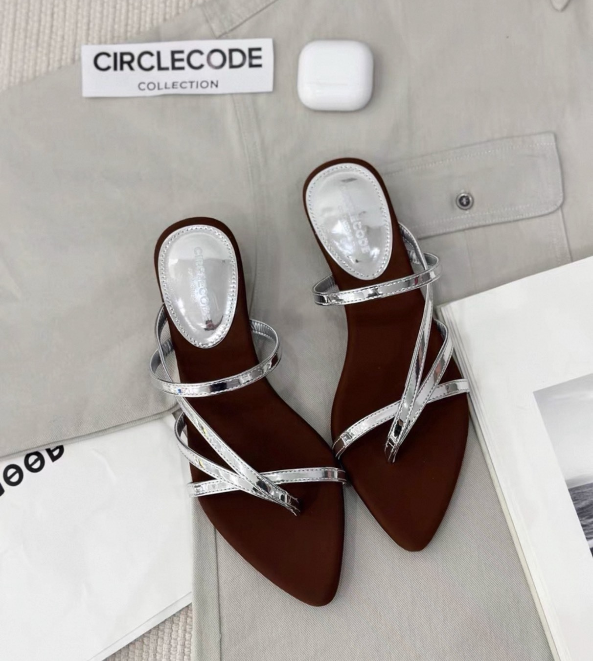 粗低跟尖頭細帶涼鞋