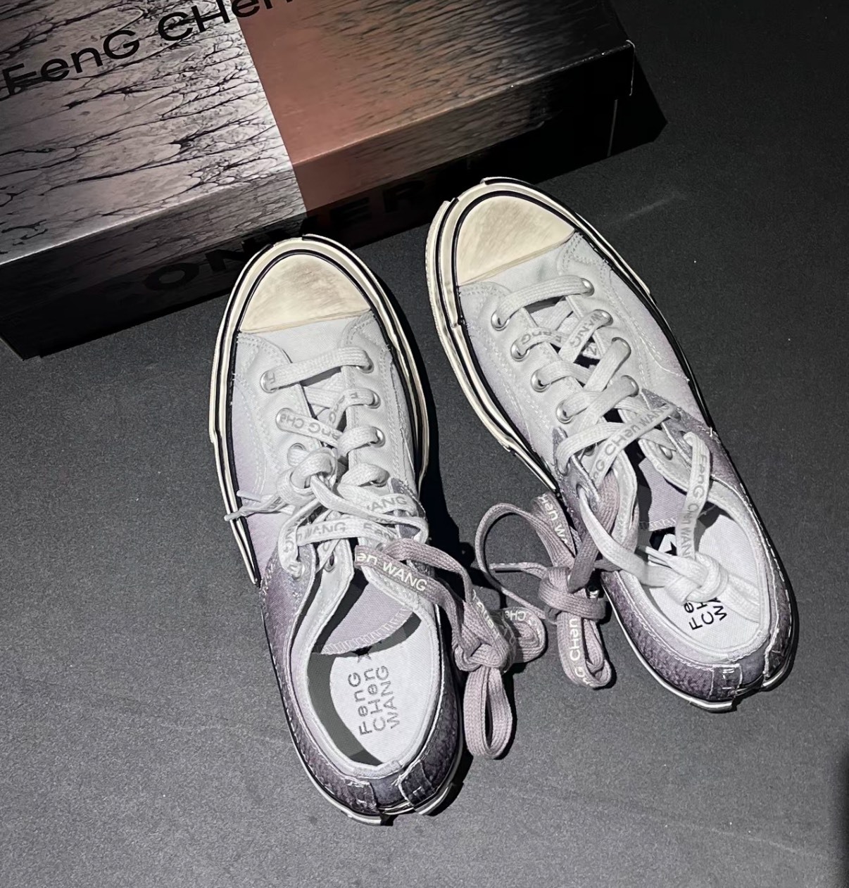 Converse x 冯晨曦 聯名灰色帆布鞋