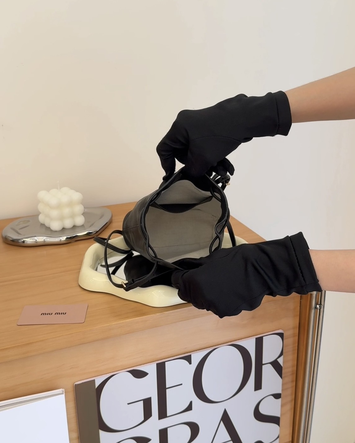 MIUMIU｜NAPLAK 皮革小福袋包 黑色