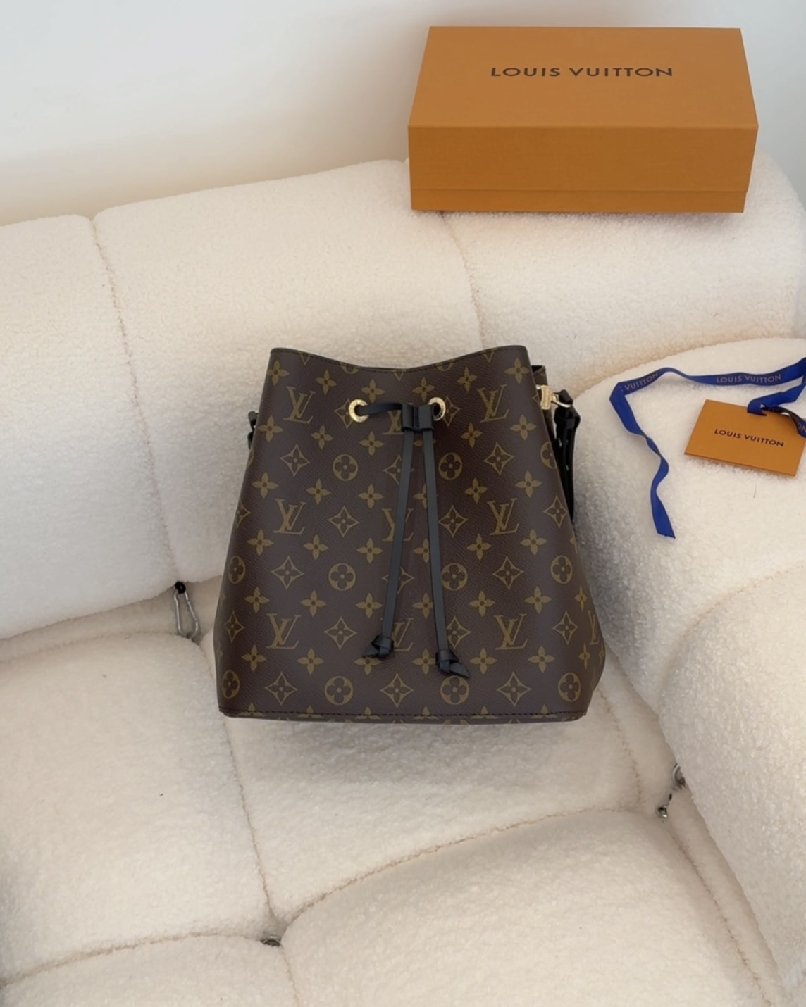 LV｜NÉONOÉ MM  黑色老花水桶包 M44020