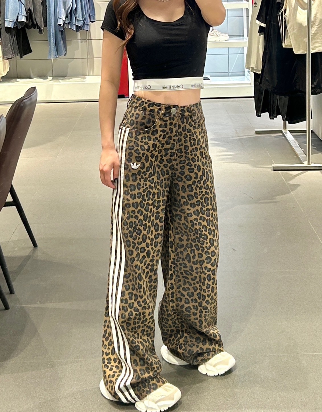 adidas 豹紋印花寬鬆運動休閒褲 女款