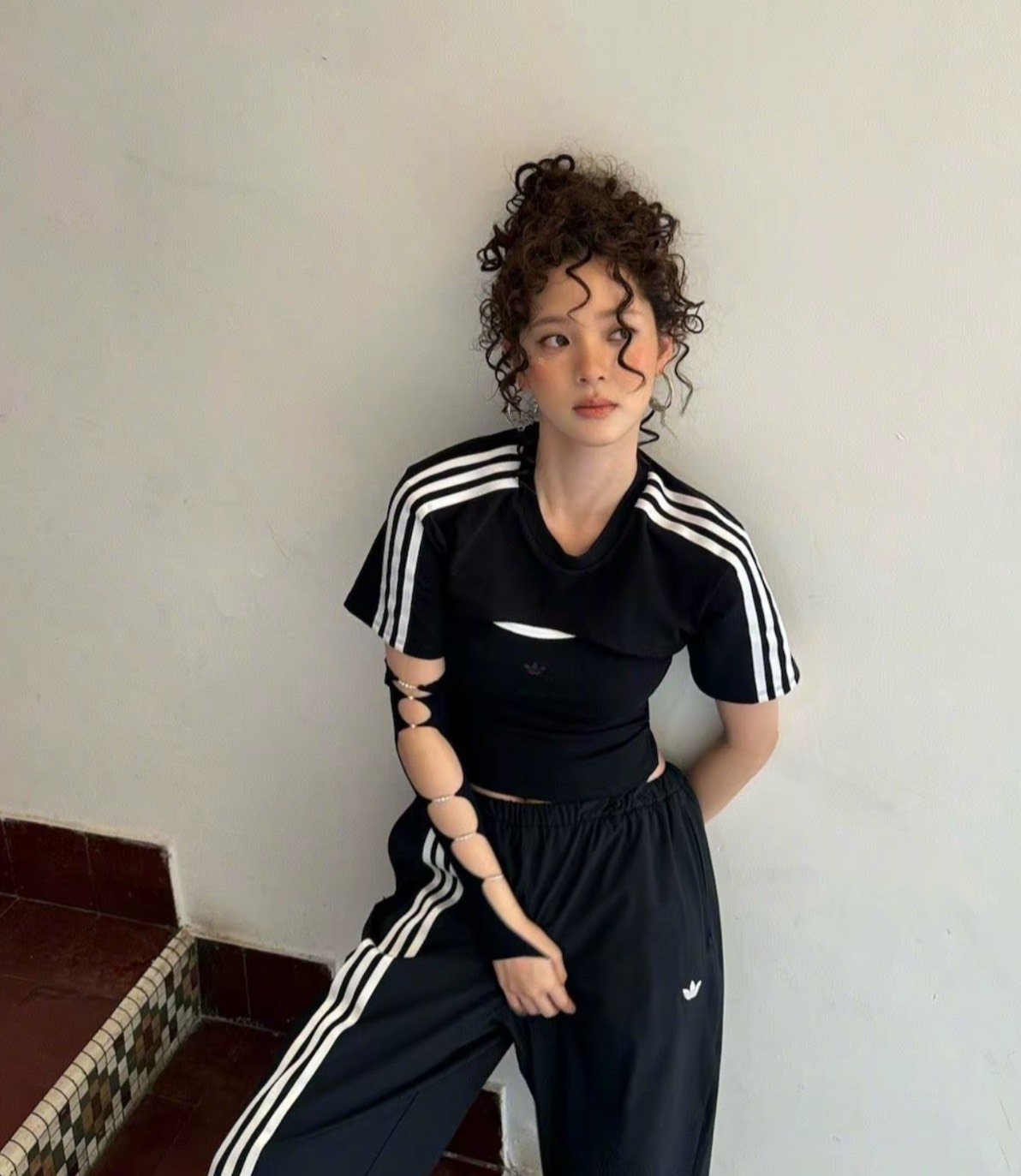 adidas 修身短版圓領T恤 女款