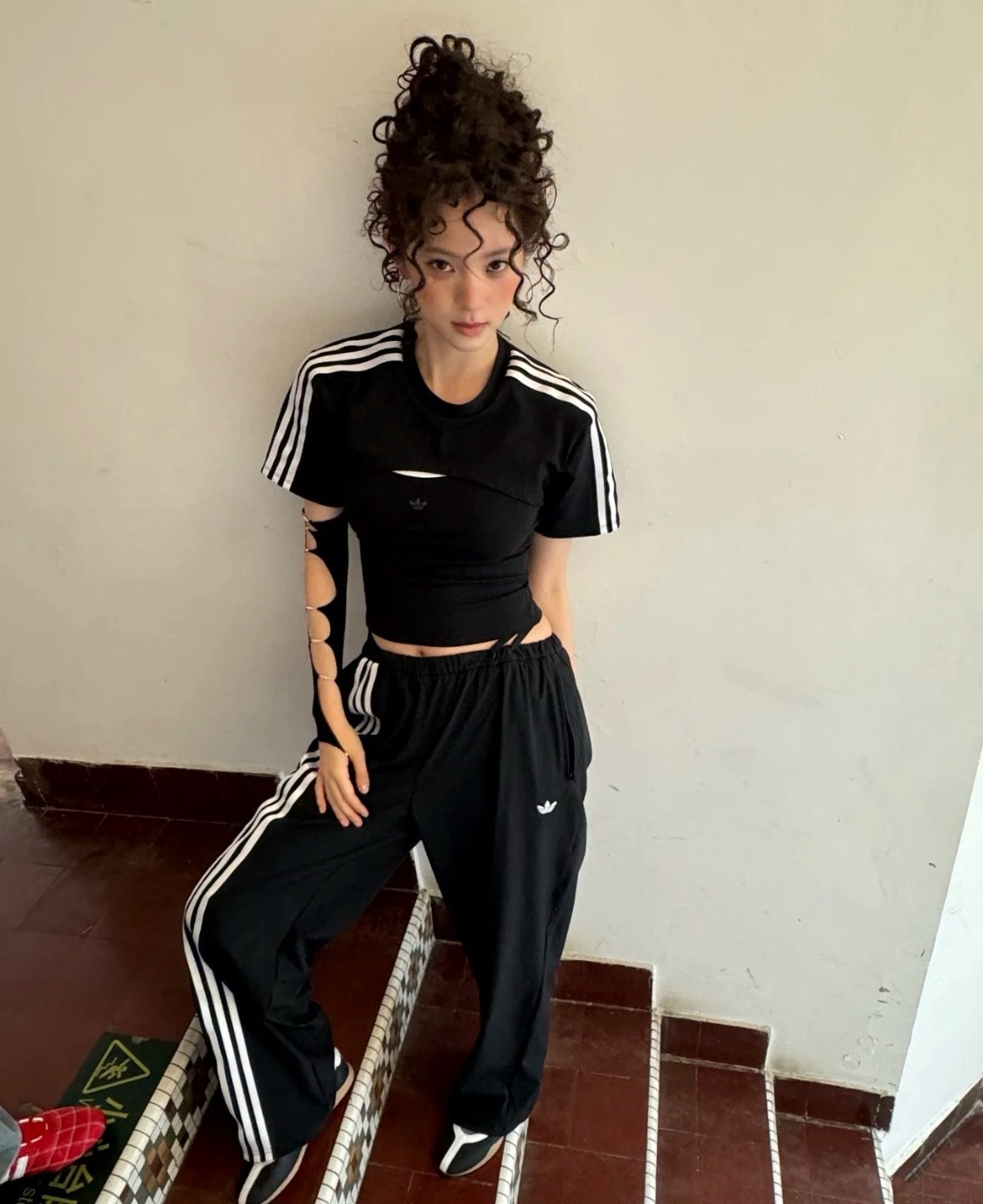 adidas 修身短版圓領T恤 女款