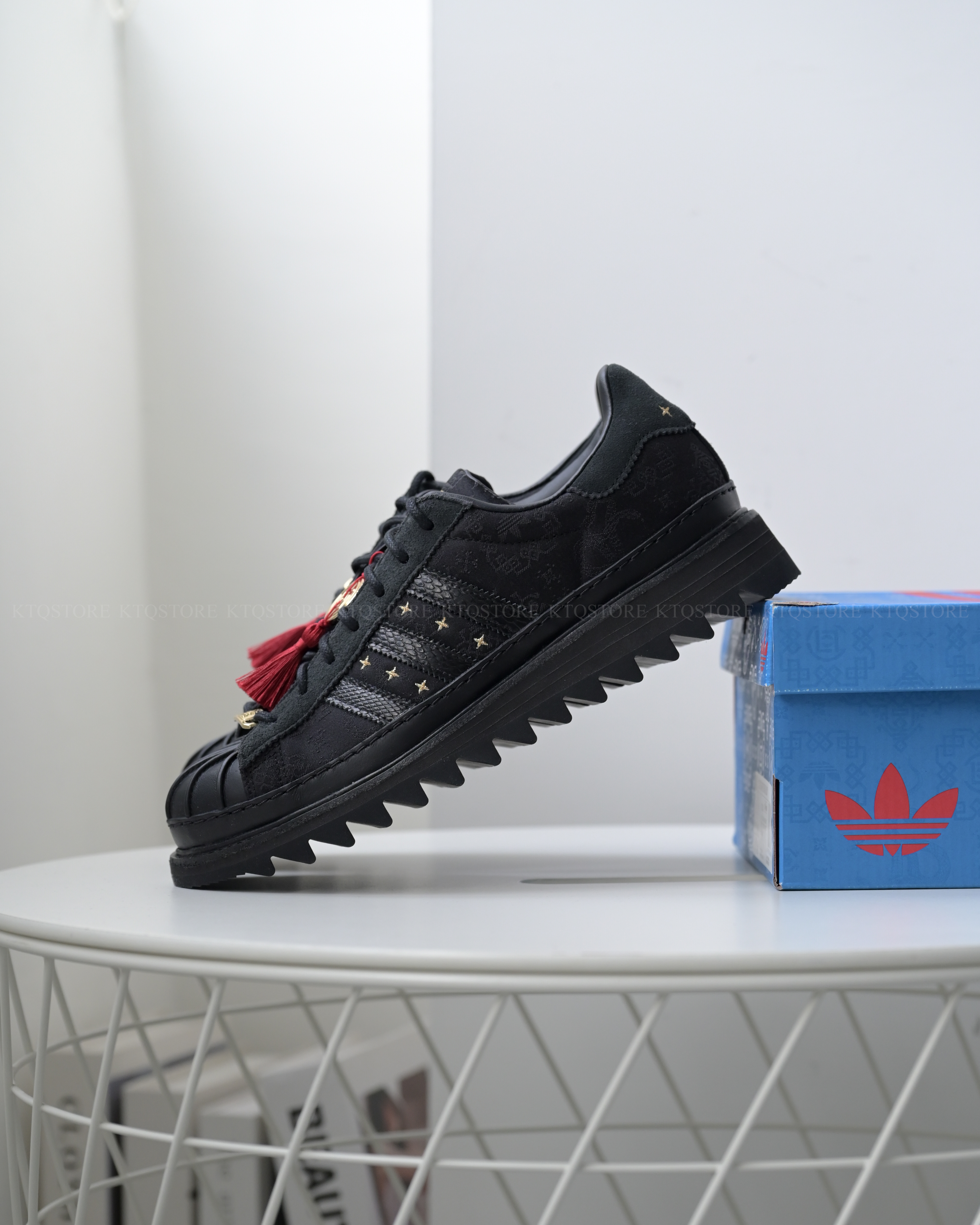 KTQ STORE ‧ clot x adidas originals superstar cny 蛇年限定 紳士鞋 鋸齒鞋 黑金 貝殼頭 JR5114