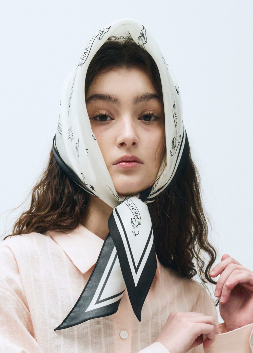【Marithe】LOGO PATTERN DIAMOND SCARF‐IVORY Marithe Francois Girbaud LOGO PATTERN DIAMOND SCARF ivo