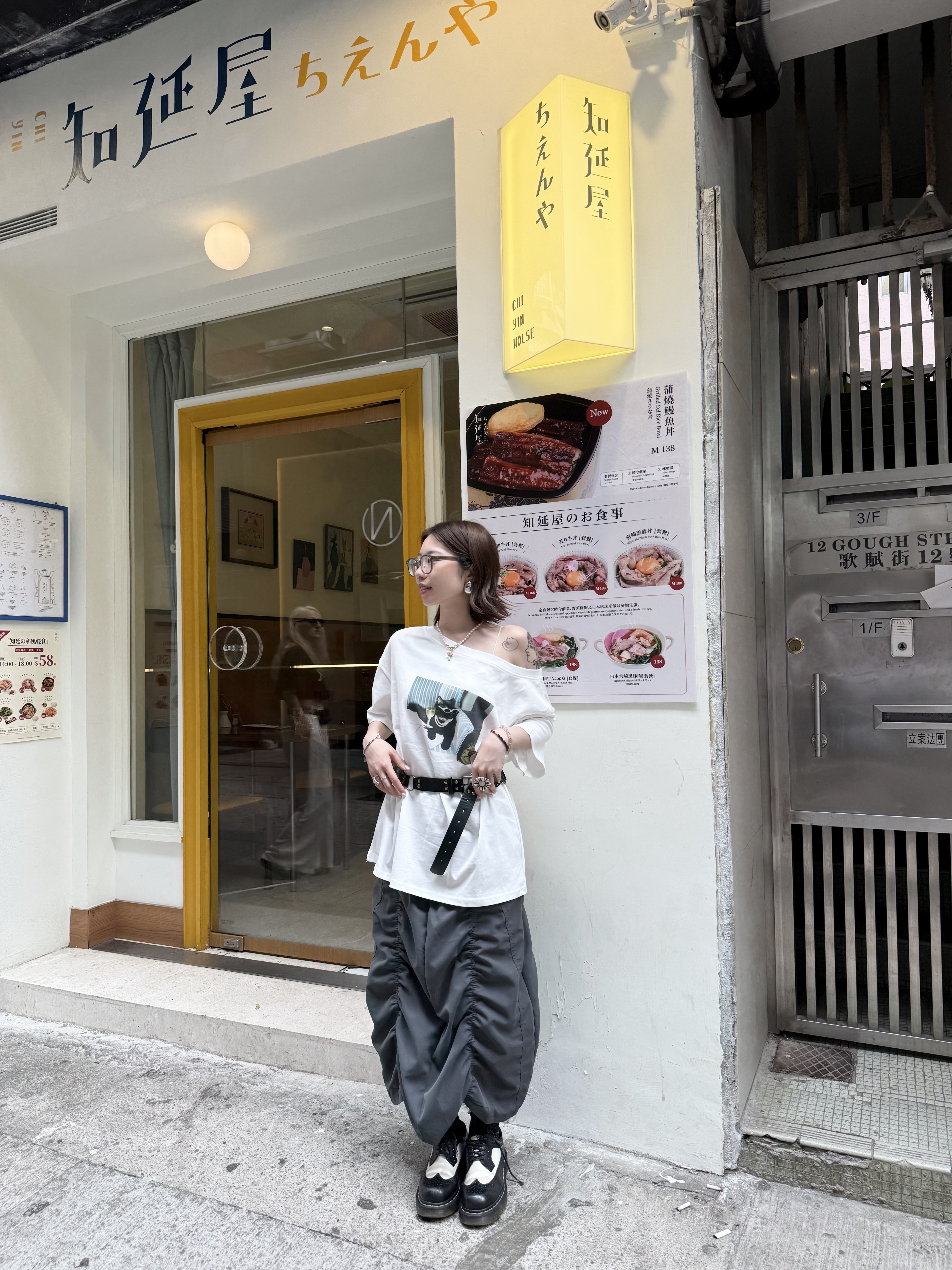 斜肩大領口貓貓Tee