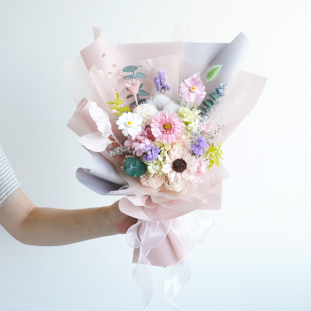 永生花花束畢業花束推薦,粉色向日葵花束,台北畢業花束推薦,手拿花束