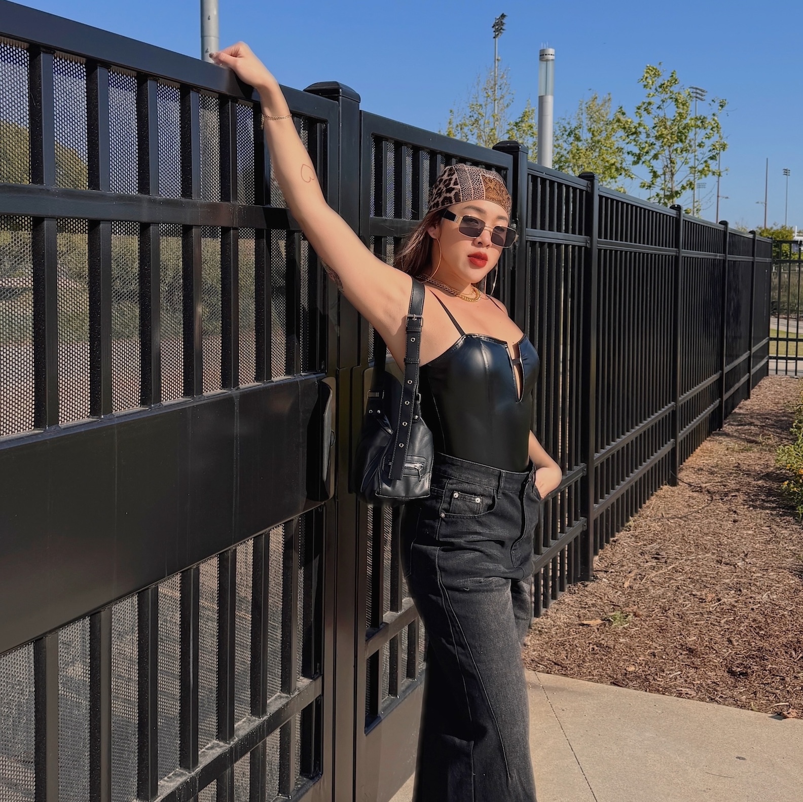 辣黑V字皮質Bodysuit