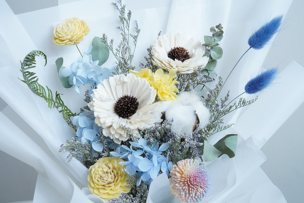 永生花花束畢業花束推薦,藍色向葵花束,向日葵花束推薦手拿特寫