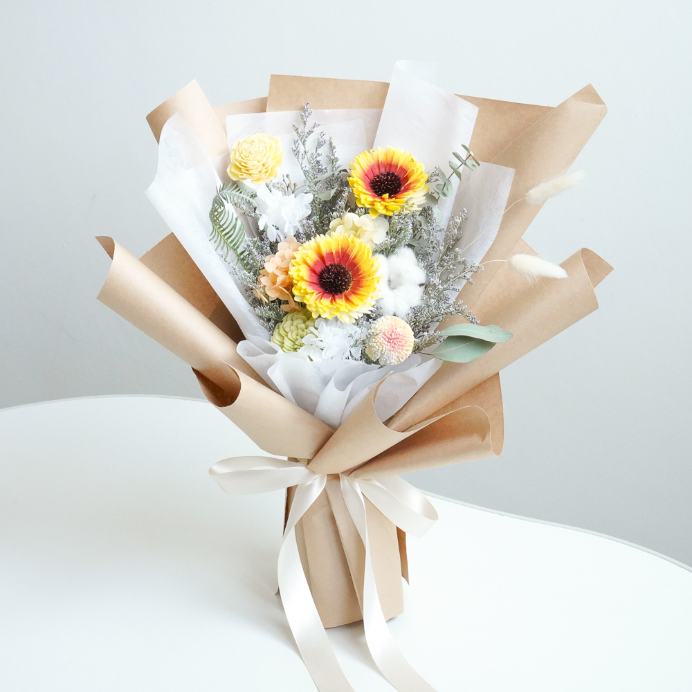 乾燥花束畢業花束推薦,奶茶色乾燥花花束桌上,乾燥花畢業花束推薦