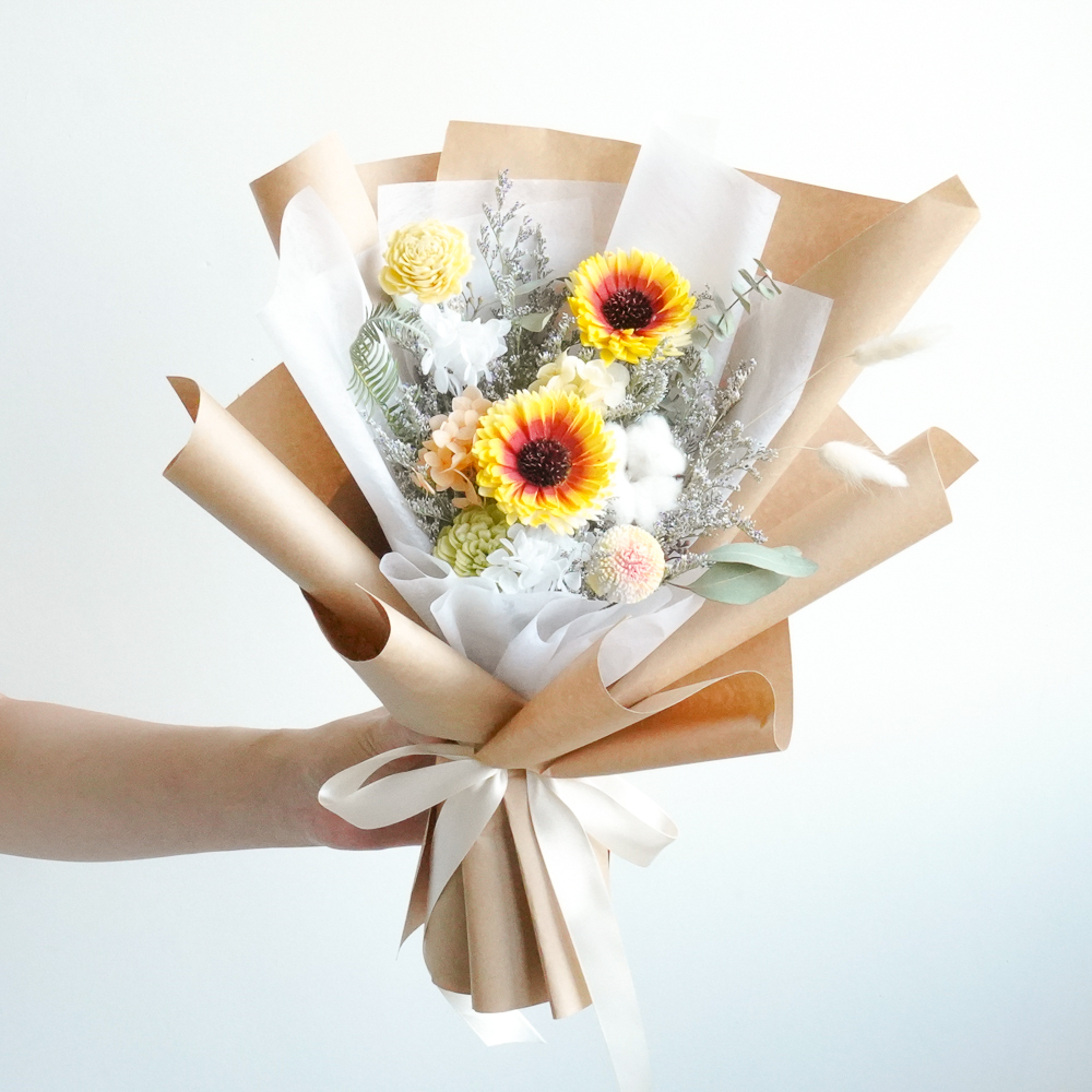 乾燥花束畢業花束推薦,奶茶色乾燥花花束桌上,台北乾燥花畢業花束推薦