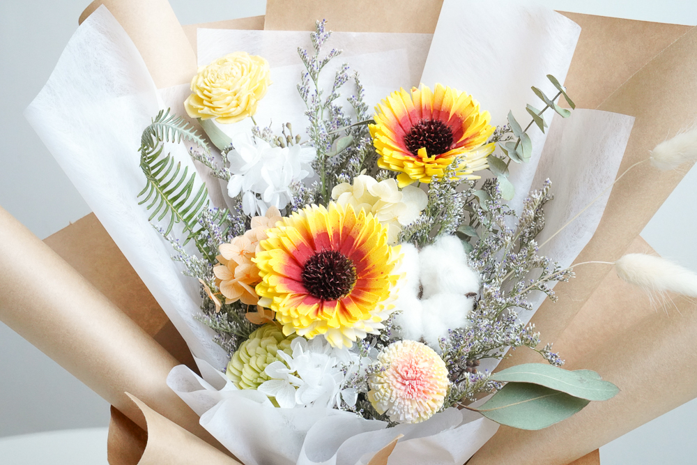 乾燥花束畢業花束推薦,奶茶色乾燥花花束桌上,台北乾燥花畢業花束推薦花束特寫