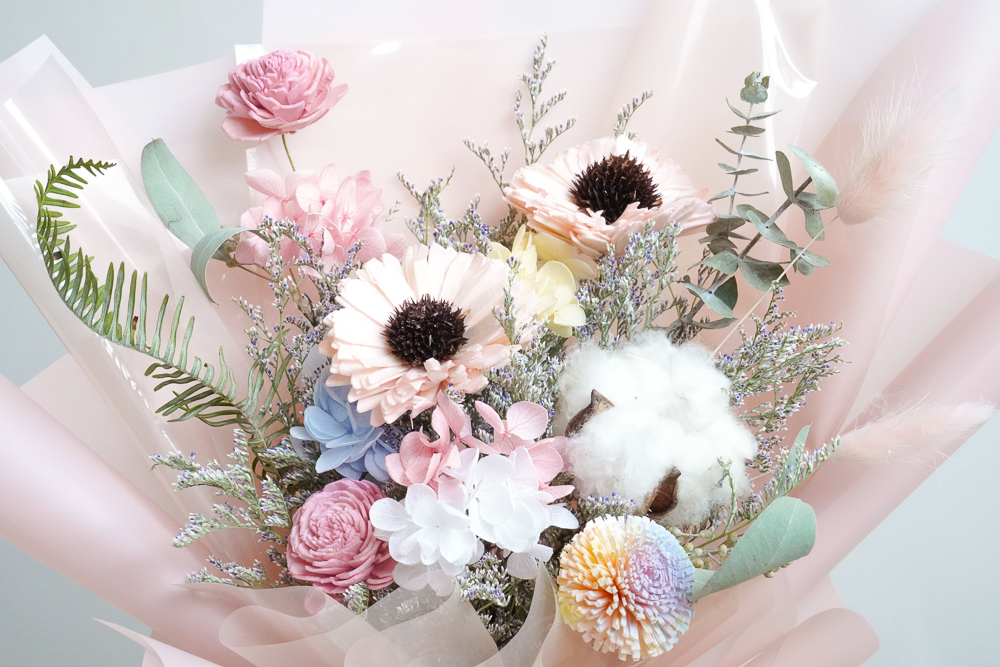 乾燥花花束畢業花束推薦,粉色乾燥花花束推薦,台北粉色畢業花束,手拿畢業花束特寫