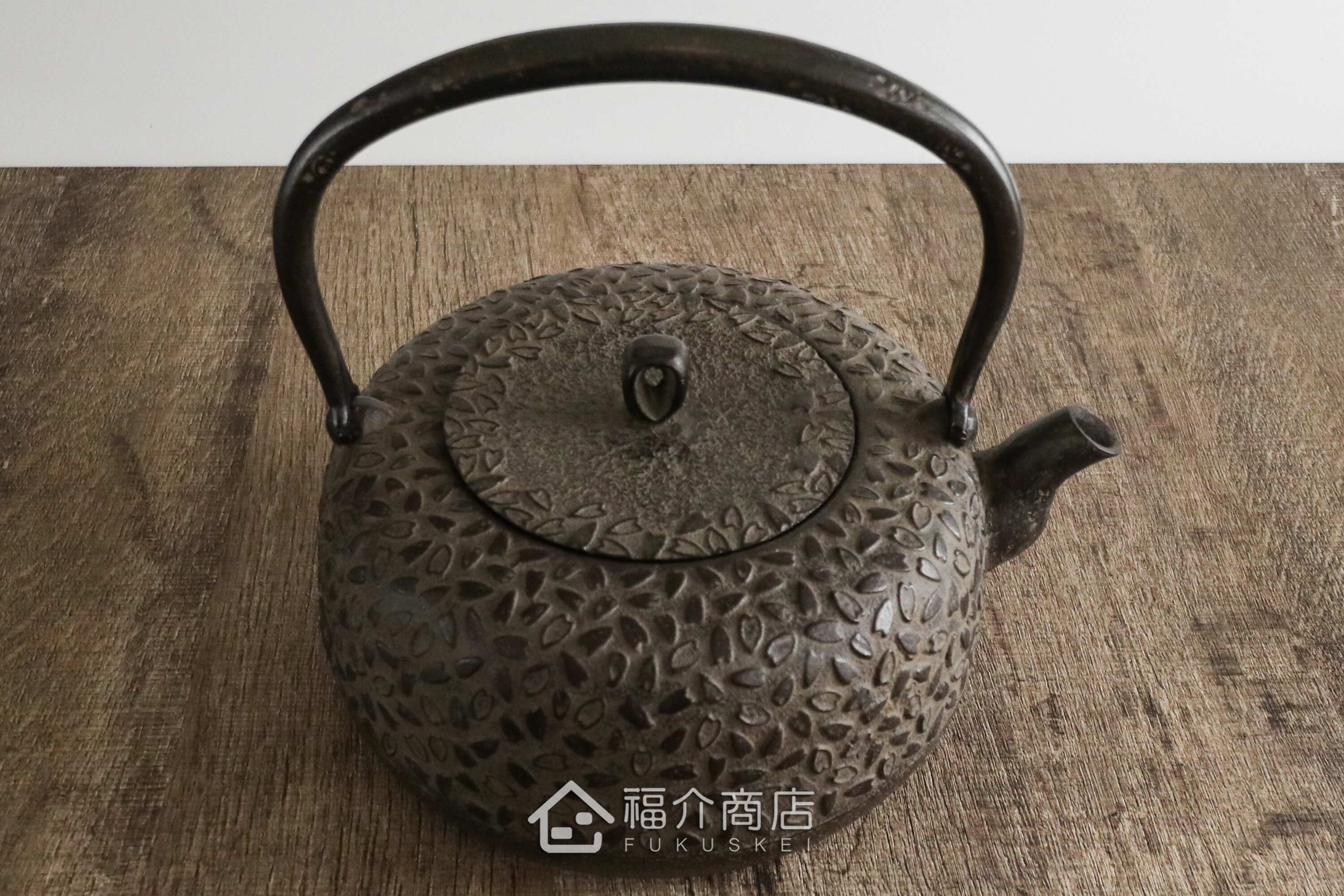 岩戶賢一郎所製作的日本鐵壺,壺身設計櫻花紋