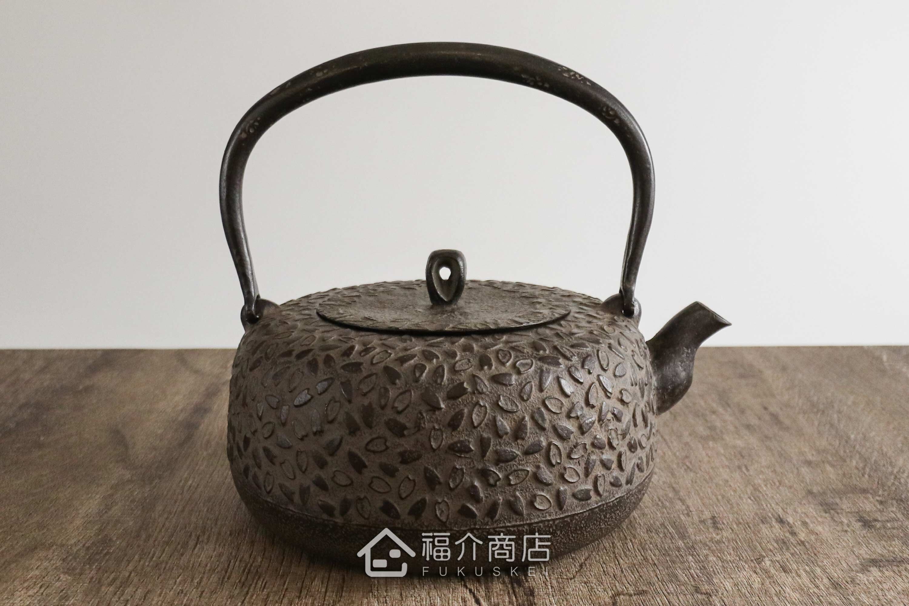 岩戶賢一郎所製作的日本鐵壺,壺身設計櫻花紋