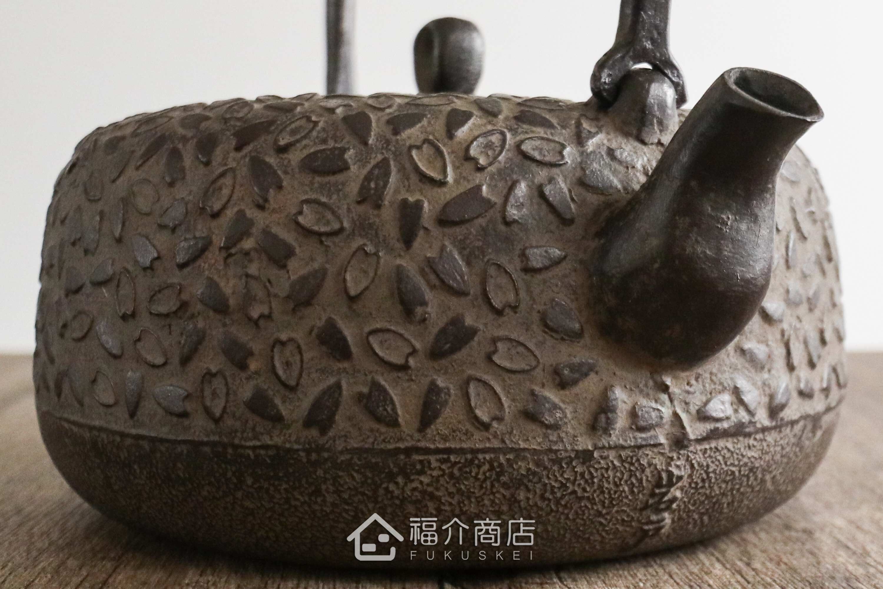 岩戶賢一郎所製作的日本鐵壺,壺身設計櫻花紋