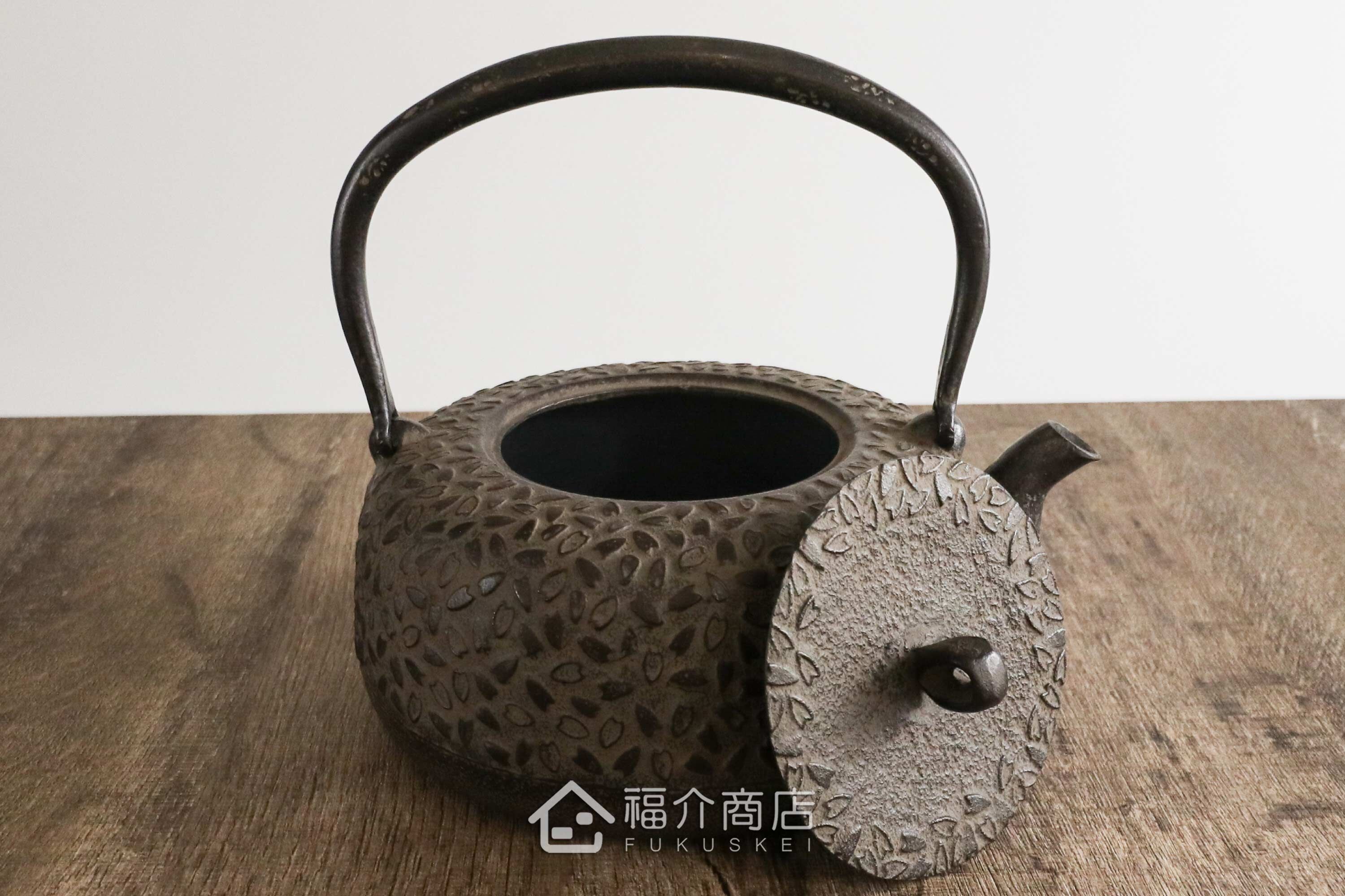岩戶賢一郎所製作的日本鐵壺,壺身設計櫻花紋